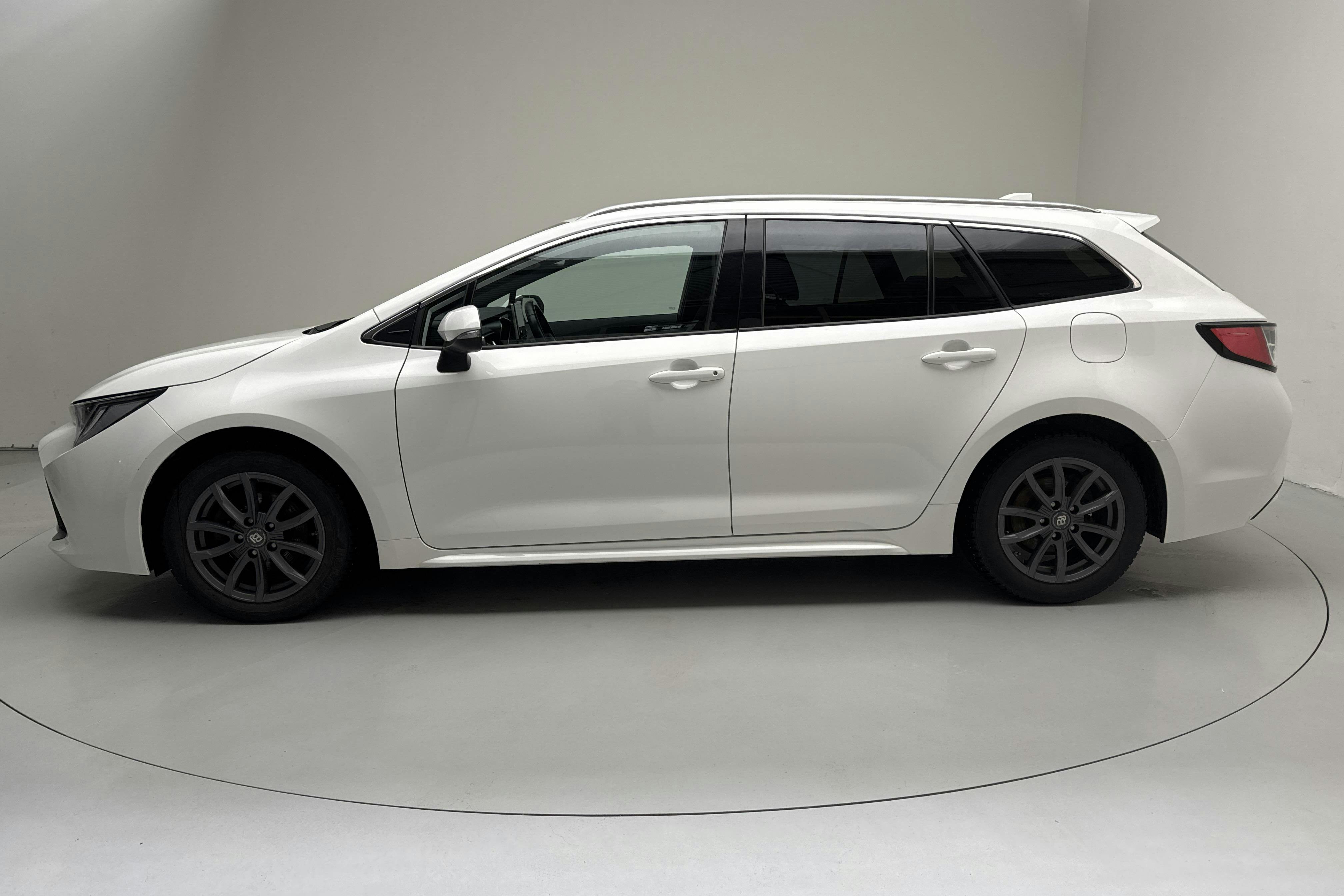 Presentationsfoto 2 av 13: Toyota Corolla 1.8 Hybrid Touring Sports (122hk) - 9 786 mil - Automat - vit - 2022