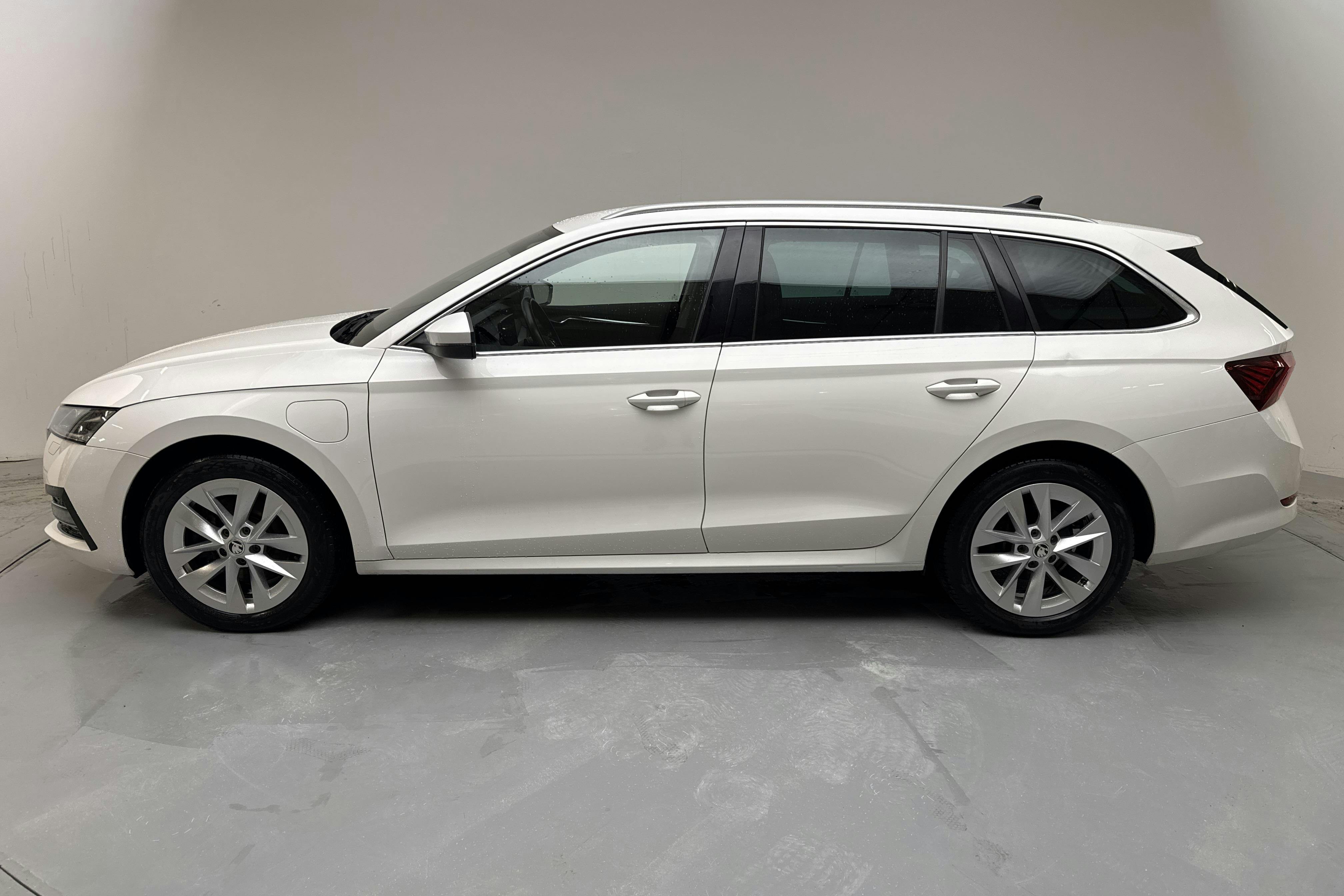 Presentationsfoto 2 av 17: Skoda Octavia 1.4 iV PHEV Combi (204hk) - 10 586 mil - Automat - vit - 2022