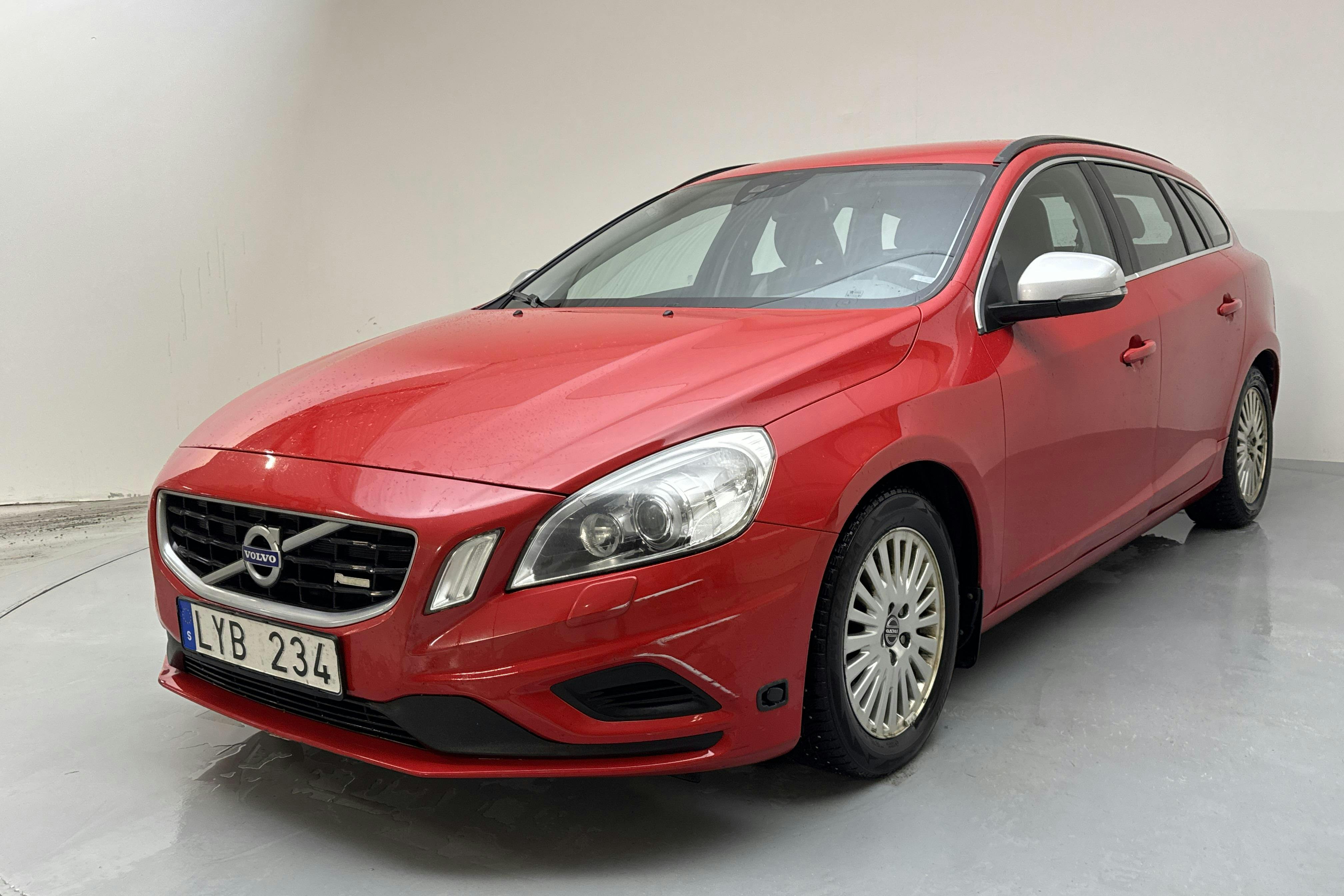 Presentation photo 1 of 15: Volvo V60 1.6D DRIVe (115hk) - 271 940 km - Manual - red - 2012