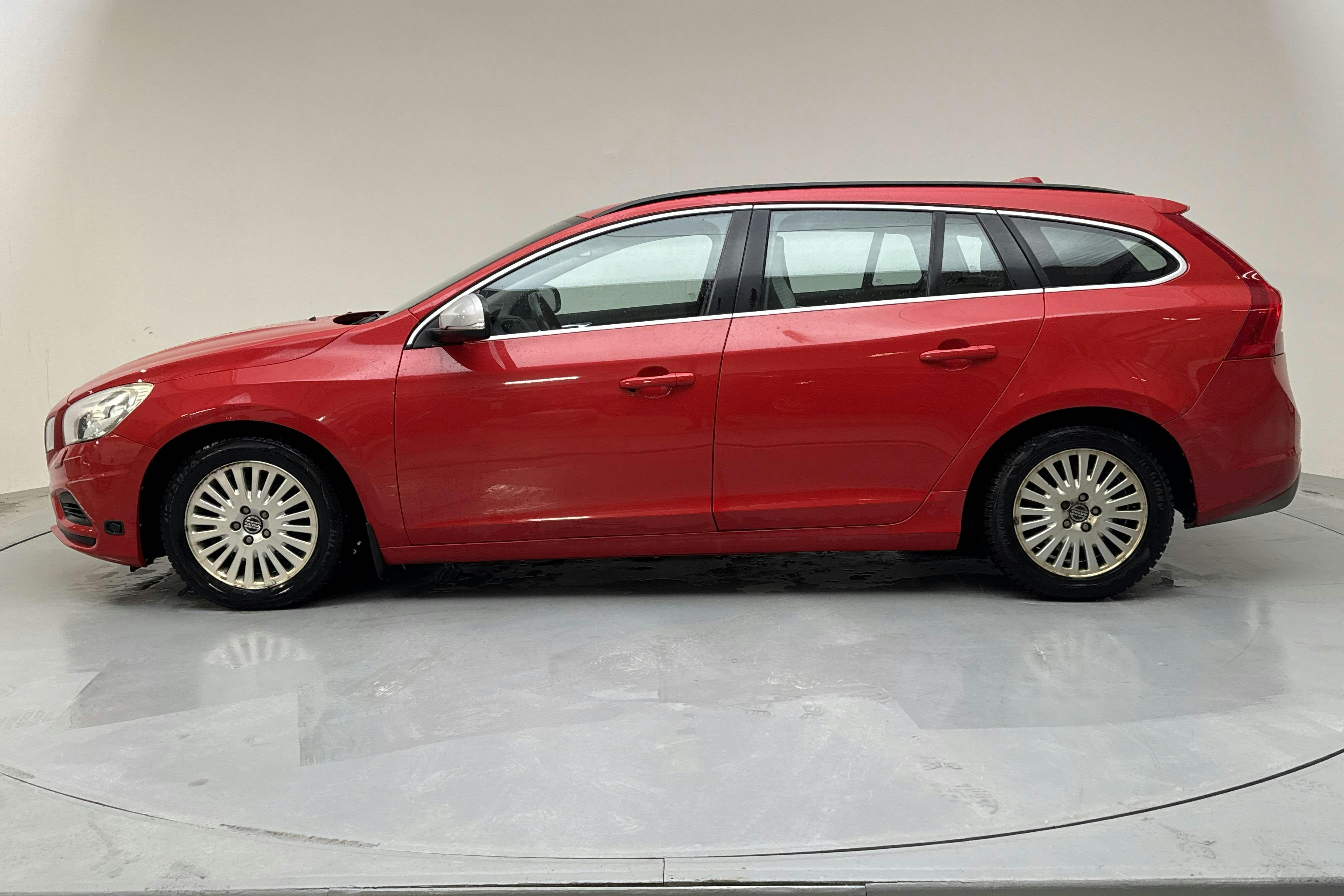 Presentation photo 2 of 15: Volvo V60 1.6D DRIVe (115hk) - 271 940 km - Manual - red - 2012