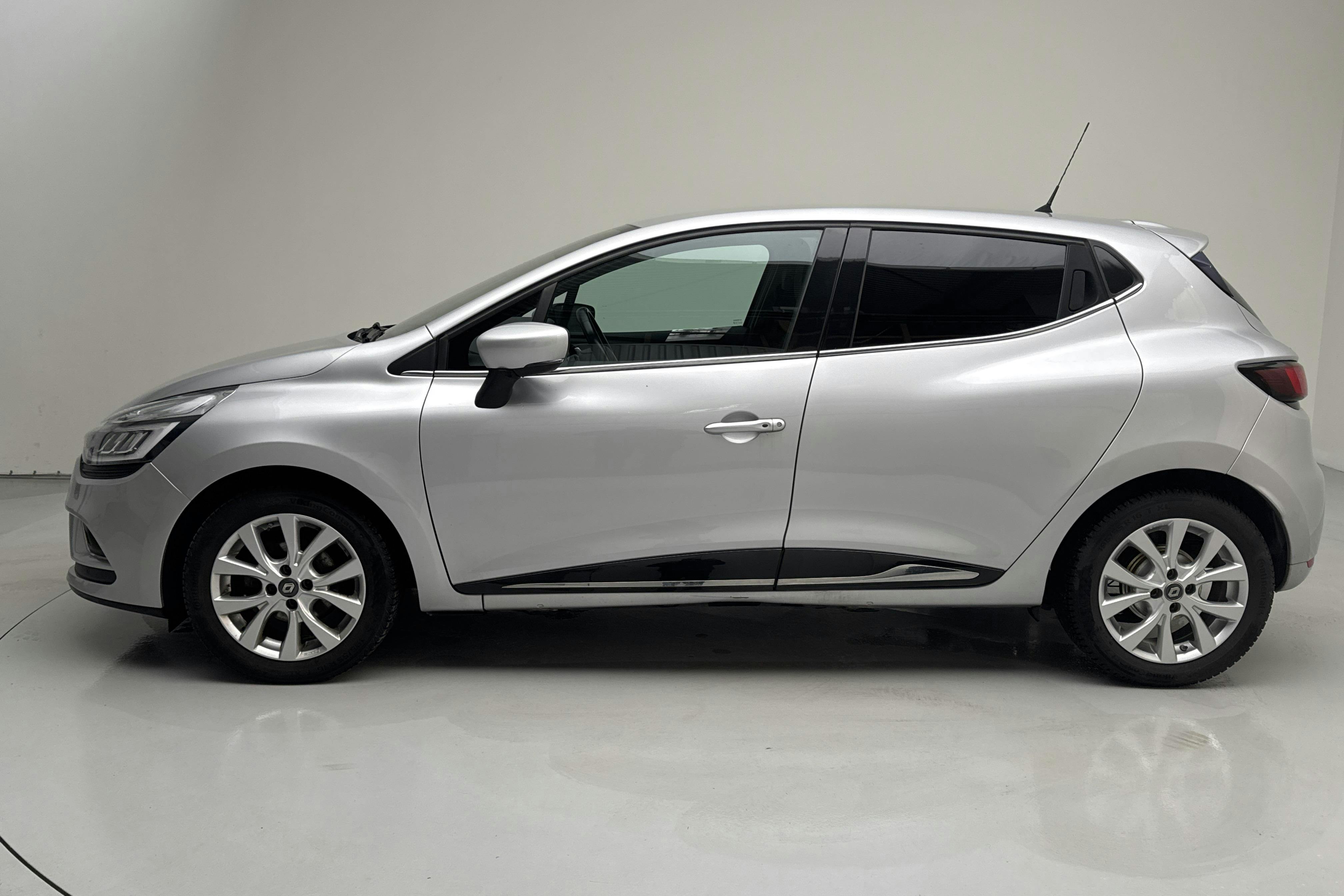 Presentation photo 2 of 14: Renault Clio IV 0.9 TCe 90 5dr (90hk) - 66 530 km - Manual - silver - 2018