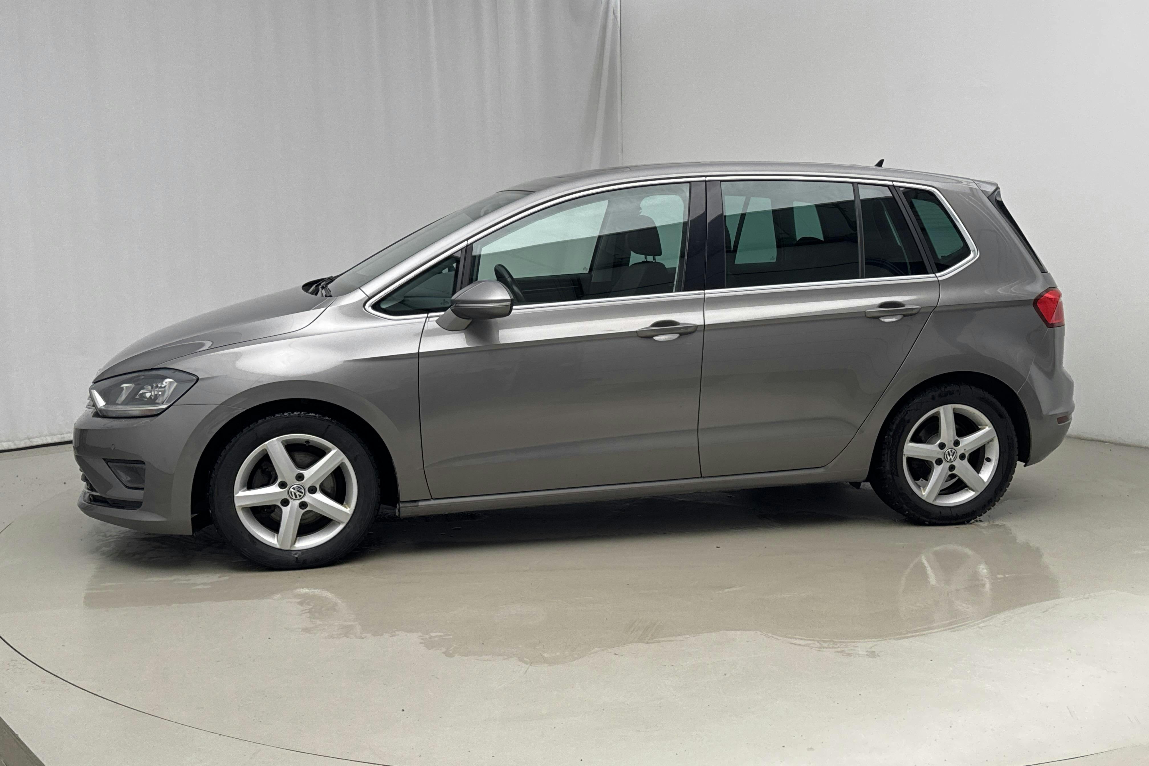 Presentationsfoto 2 av 20: VW Golf VII 1.4 TSI Sportsvan (150hk) - 12 728 mil - Automat - grå - 2015