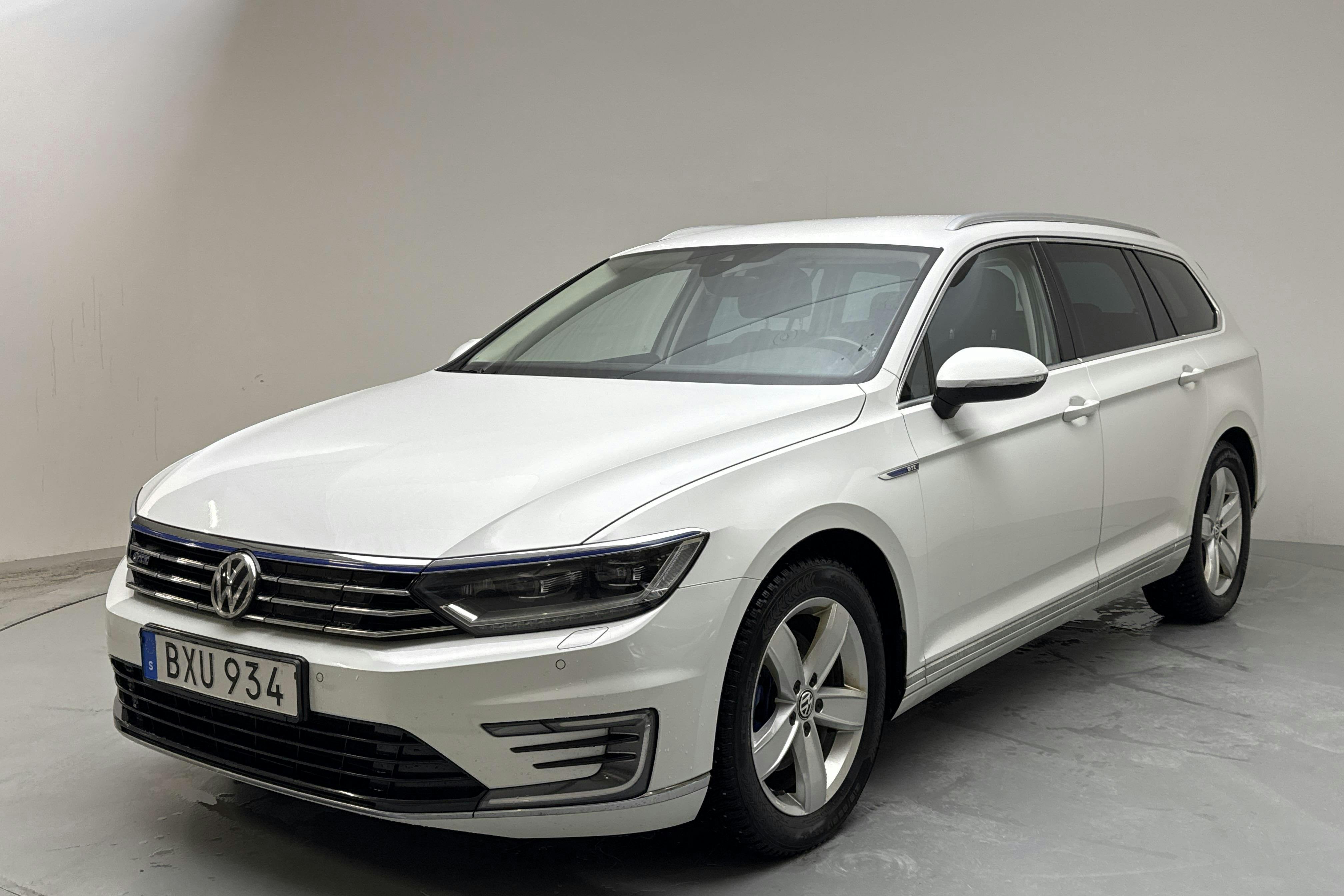 Presentationsfoto 1 av 18: VW Passat 1.4 Plug-in-Hybrid Sportscombi (218hk) - 13 481 mil - Automat - vit - 2019