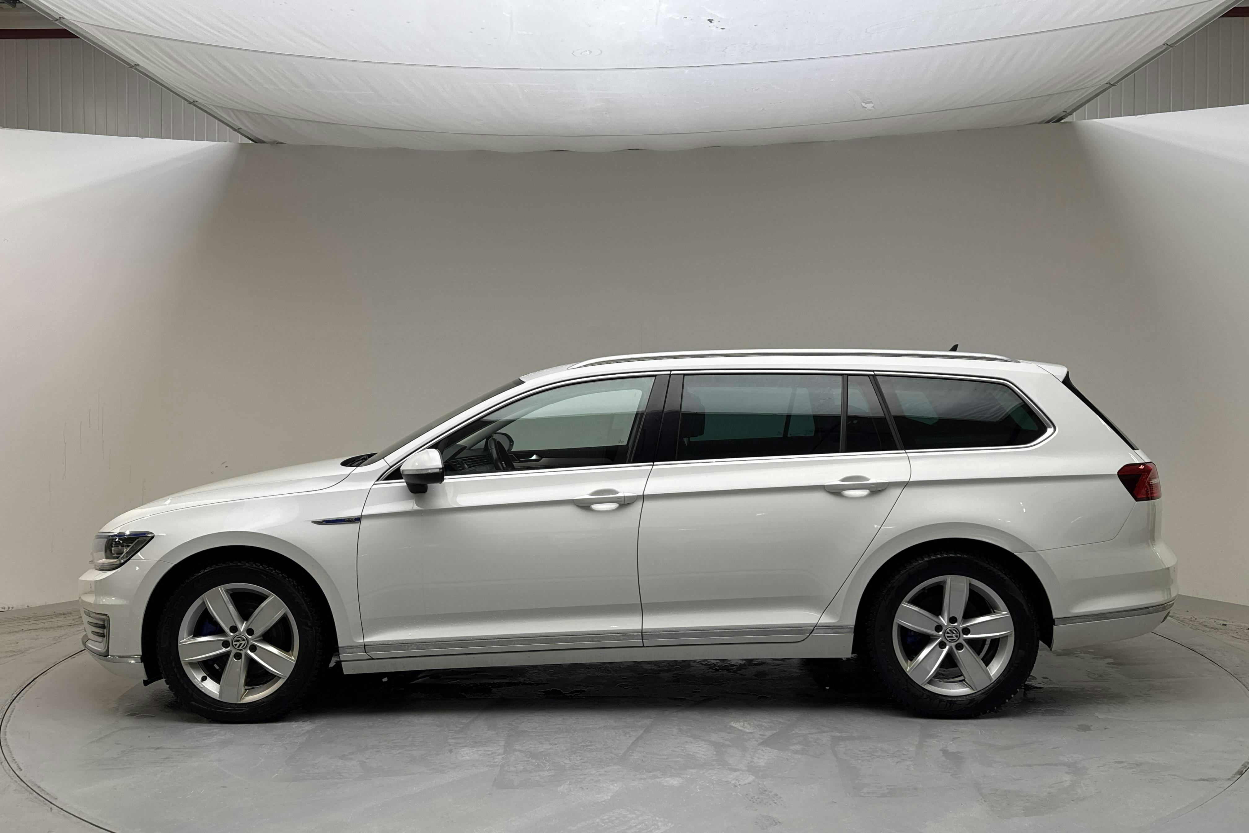 Presentationsfoto 2 av 18: VW Passat 1.4 Plug-in-Hybrid Sportscombi (218hk) - 13 481 mil - Automat - vit - 2019