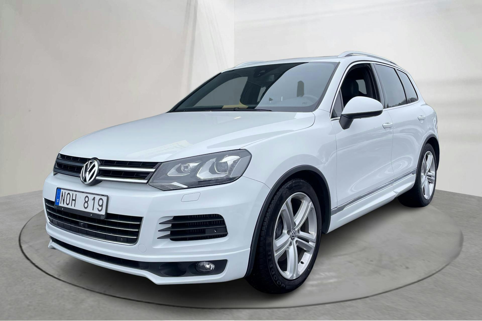 Presentationsfoto 1 av 20: VW Touareg V8 TDI (340hk) - 21 141 mil - Automat - vit - 2013