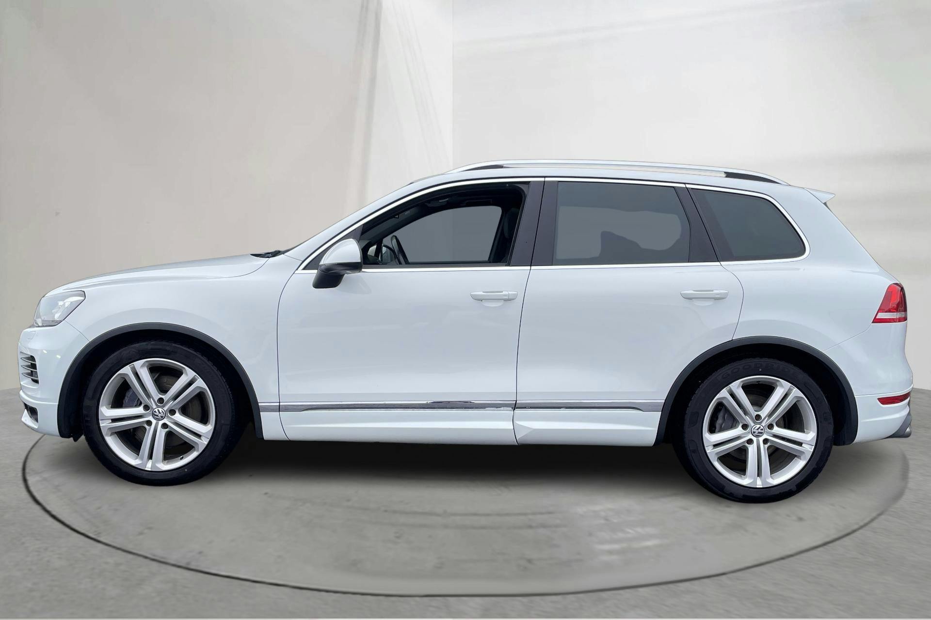 Presentationsfoto 2 av 20: VW Touareg V8 TDI (340hk) - 21 141 mil - Automat - vit - 2013