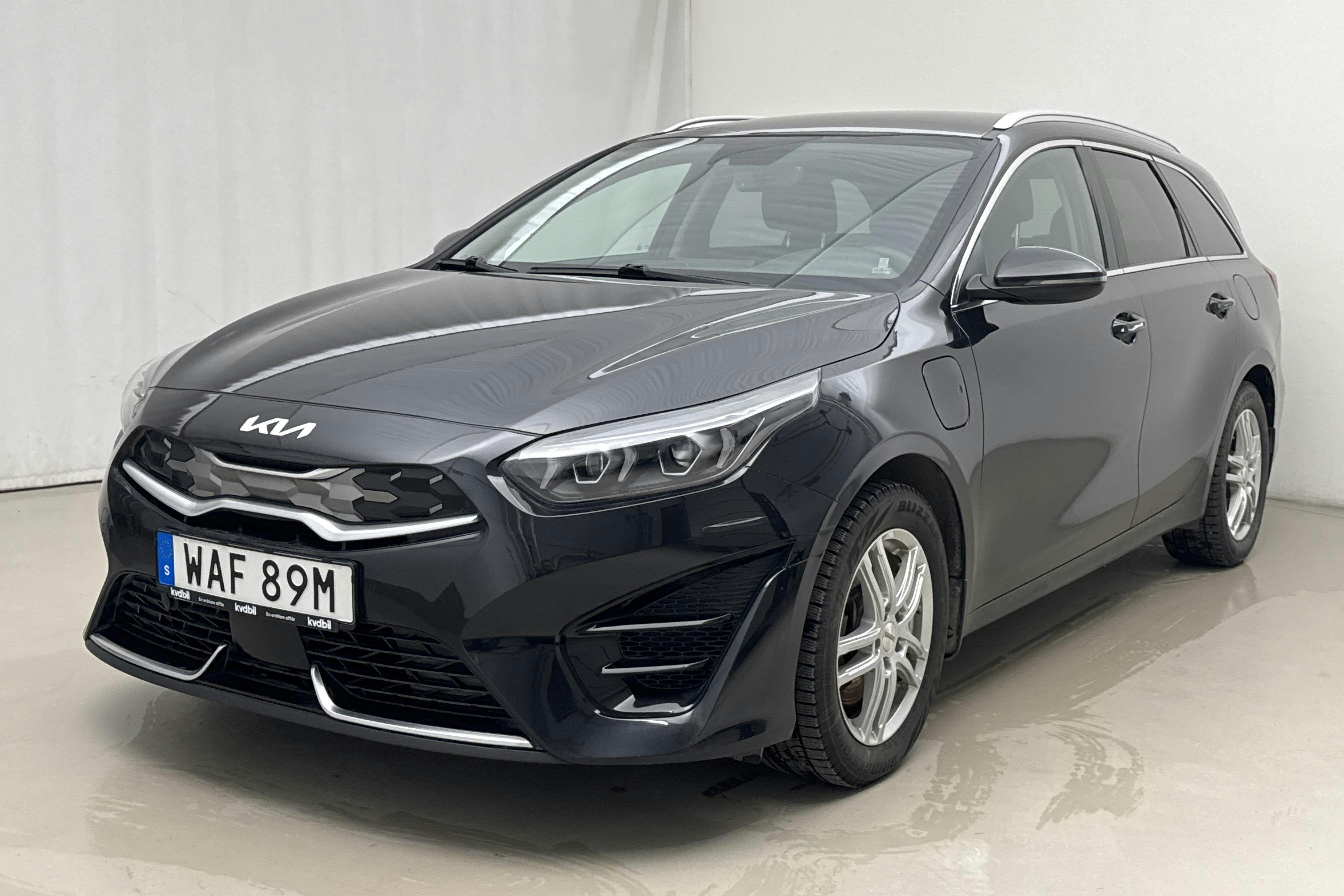 Presentationsfoto 1 av 22: KIA Ceed 1.6 Plug-in Hybrid SW (141hk) - 7 036 mil - Automat - svart - 2023