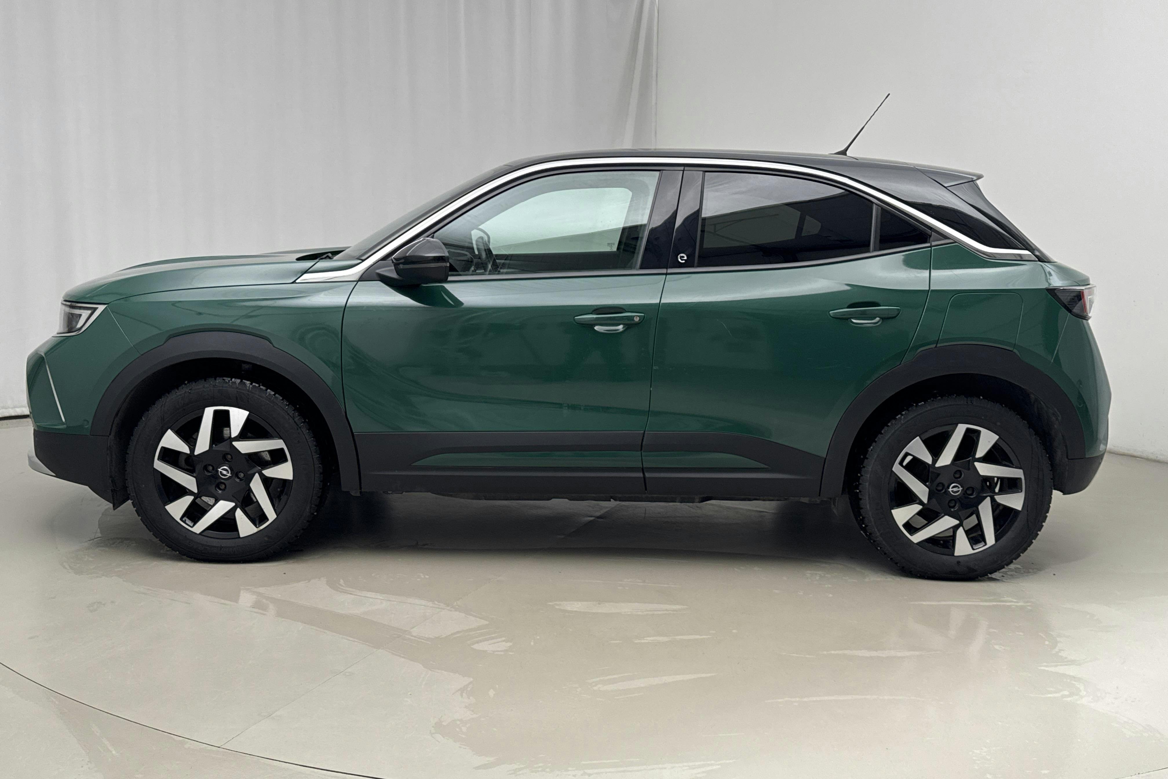 Presentationsfoto 2 av 19: Opel Mokka-e (136hk) - 7 229 mil - Automat - grön - 2021