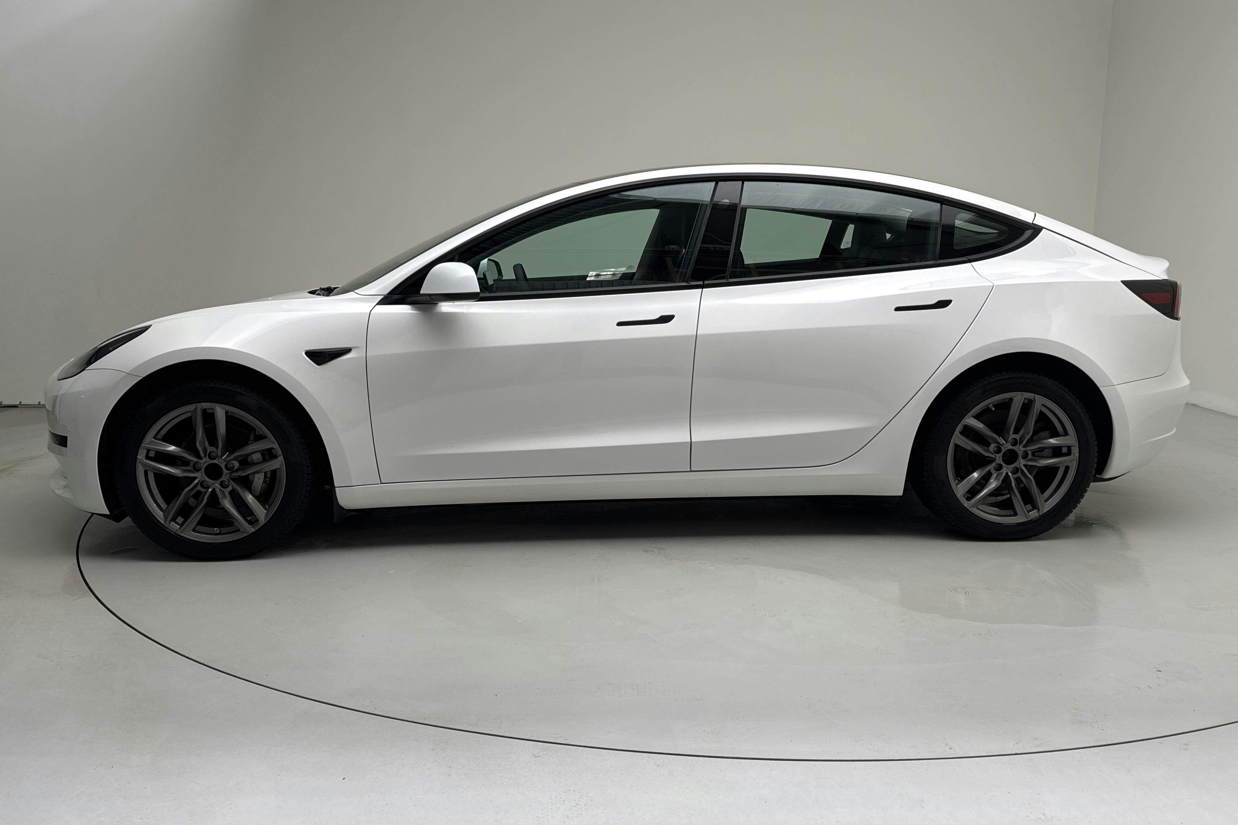 Presentation photo 2 of 18: Tesla Model 3 Standard Range RWD - 69 550 km - Automatic - white - 2023