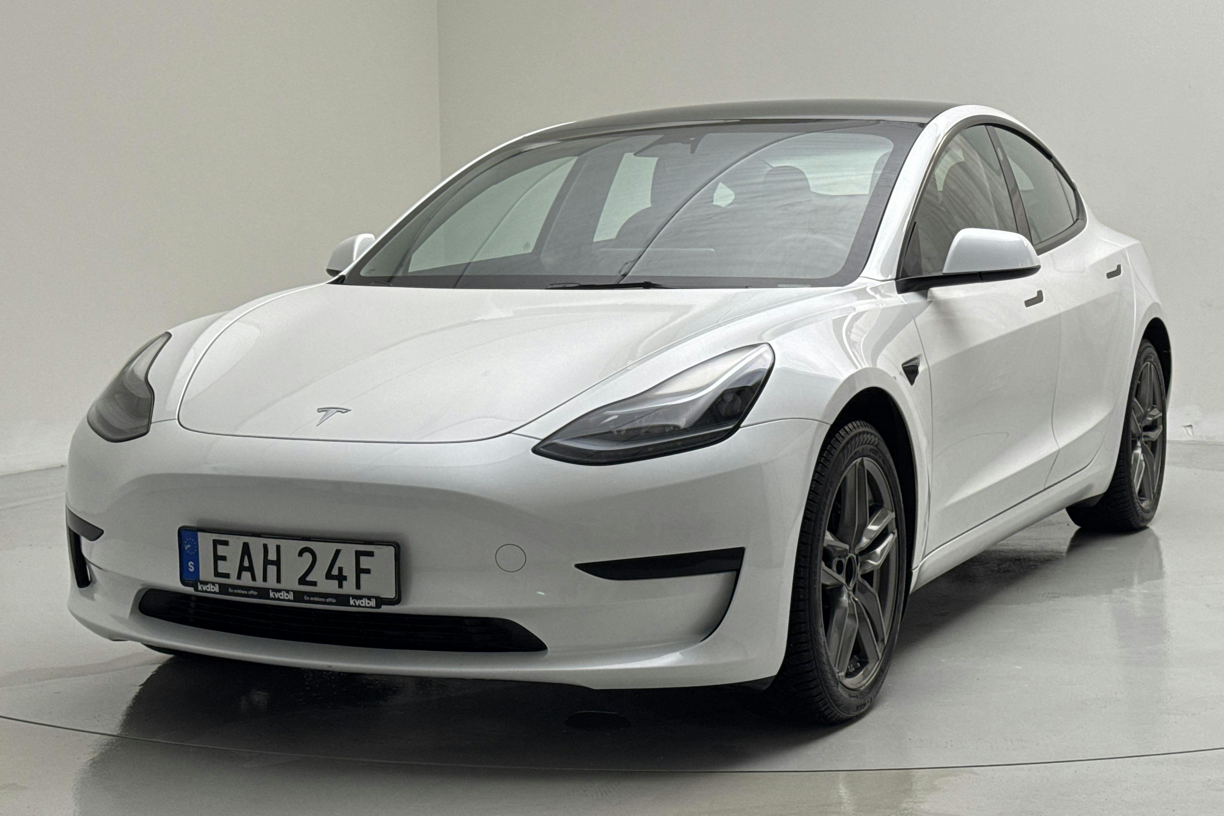 Presentation photo 1 of 18: Tesla Model 3 Standard Range RWD - 69 550 km - Automatic - white - 2023