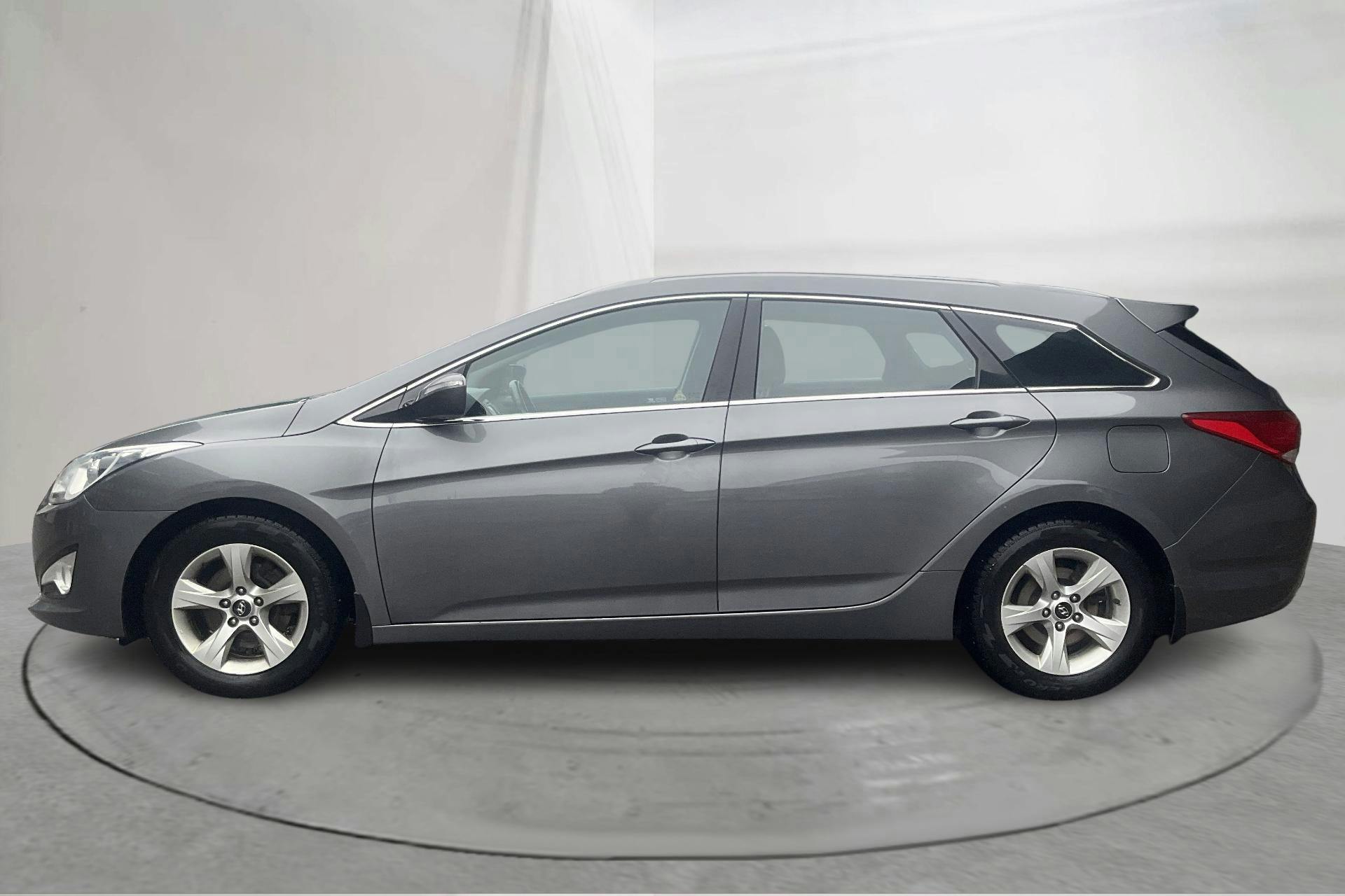 Presentation photo 2 of 13: Hyundai i40 1.7 CRDi Kombi (136hk) - 259 640 km - Automatic - silver - 2014