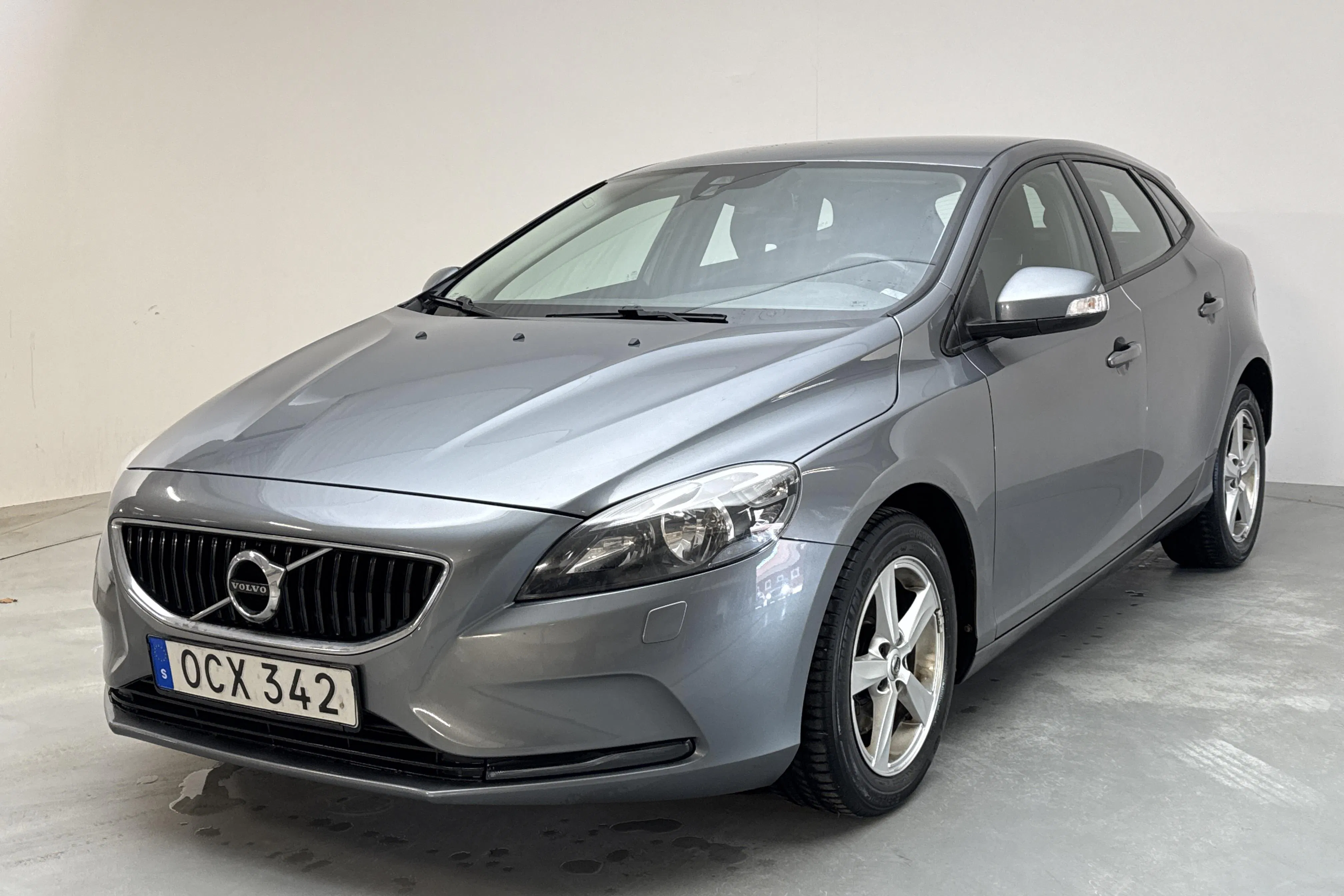 Presentation photo 1 of 13: Volvo V40 T2 (122hk) - 175 250 km - Manual - gray - 2017