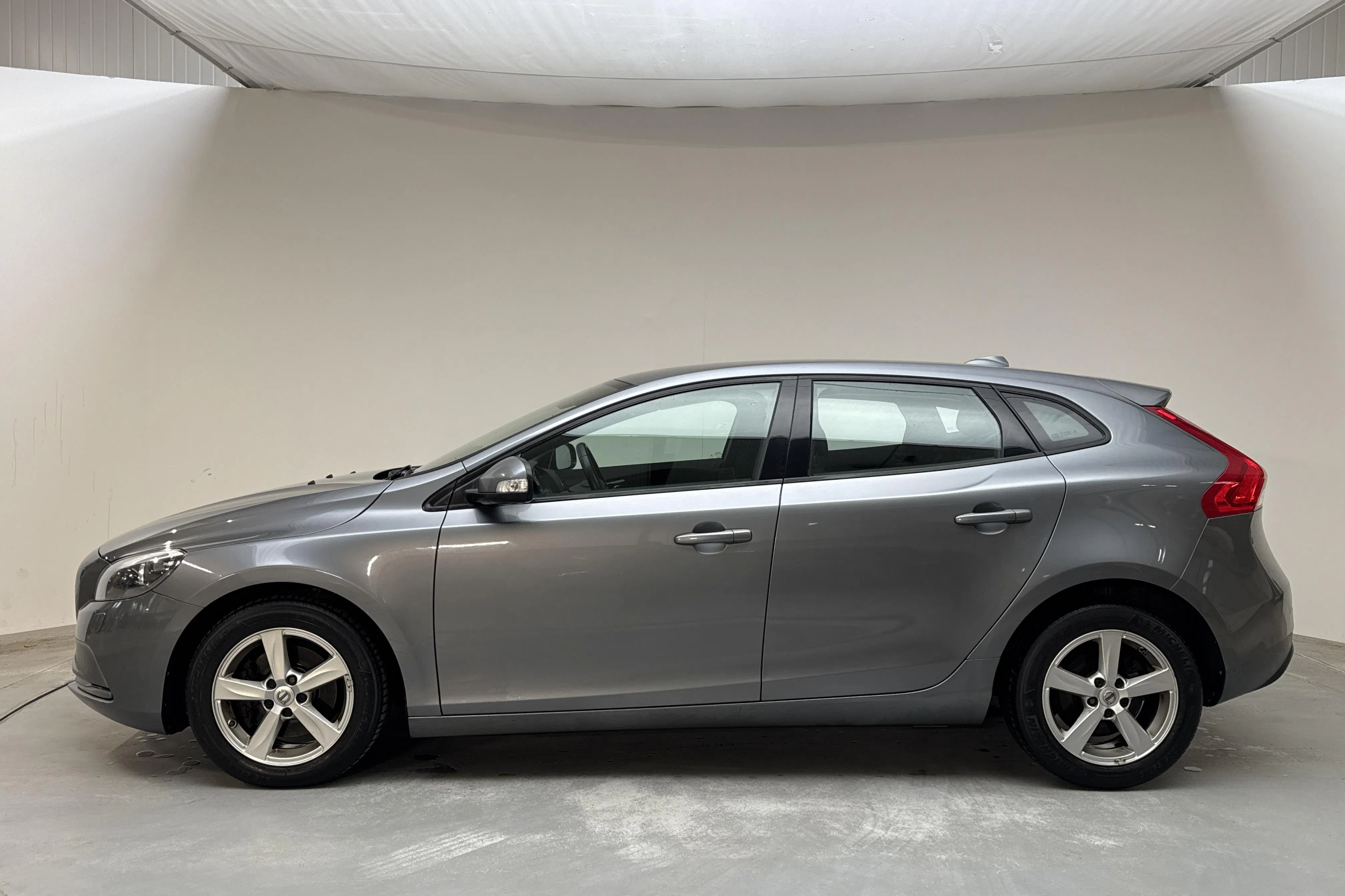 Presentation photo 2 of 13: Volvo V40 T2 (122hk) - 175 250 km - Manual - gray - 2017