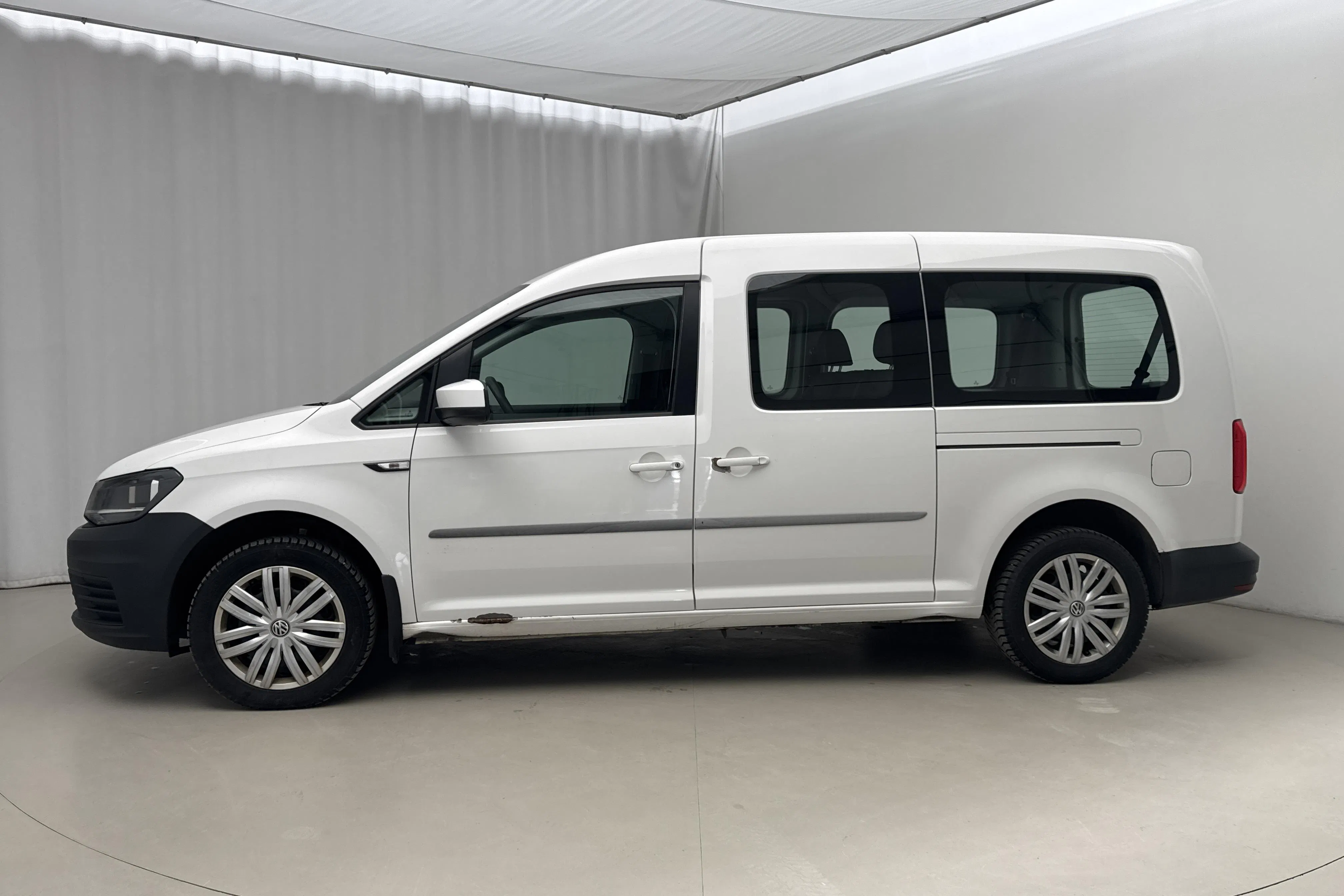 Presentationsfoto 2 av 17: VW Caddy Maxi Life 2.0 TDI (102hk) - 27 289 mil - Automat - vit - 2018