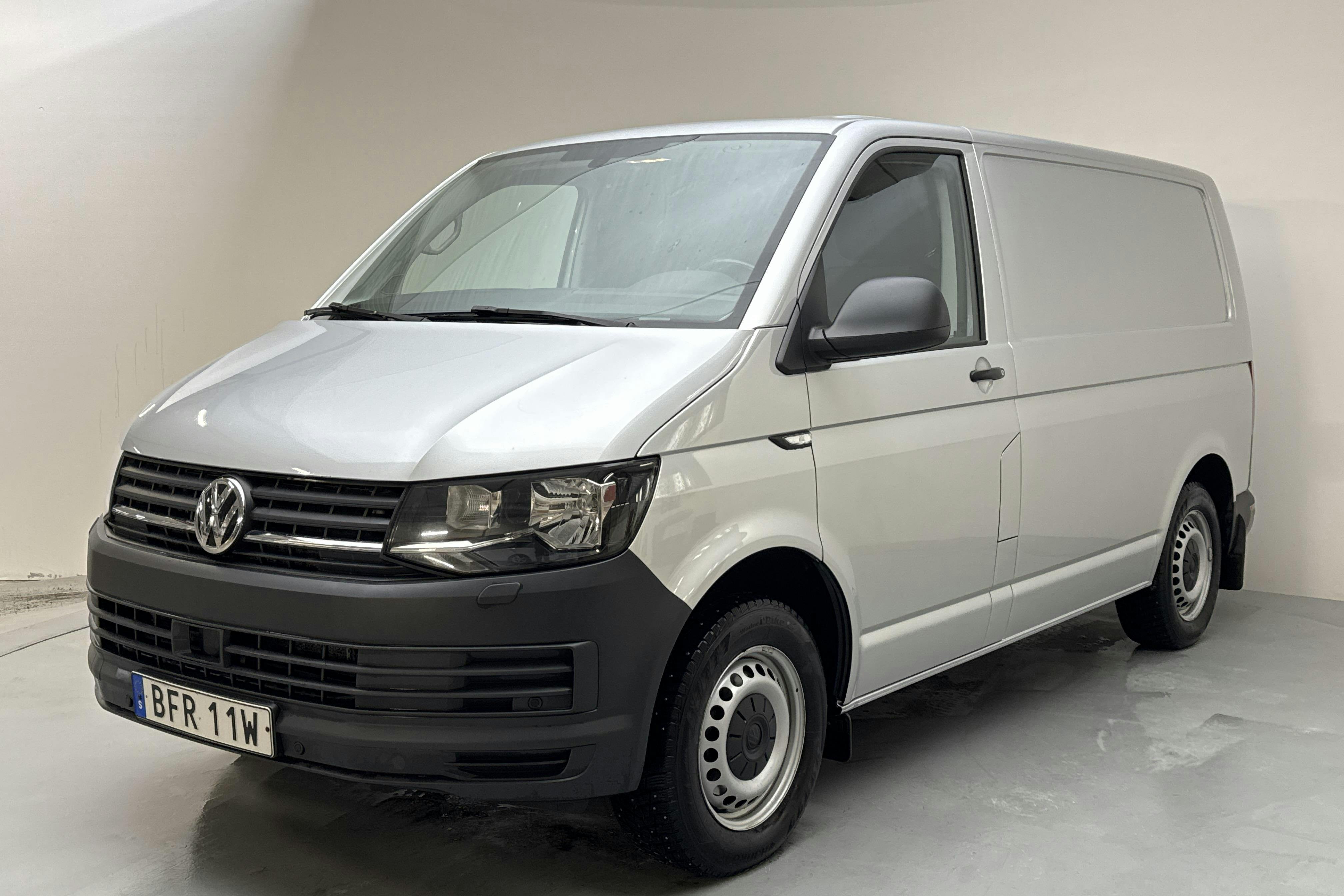 Presentationsfoto 1 av 14: VW Transporter T6 2.0 TDI BMT Skåp (150hk) - 13 836 mil - Automat - silver - 2019