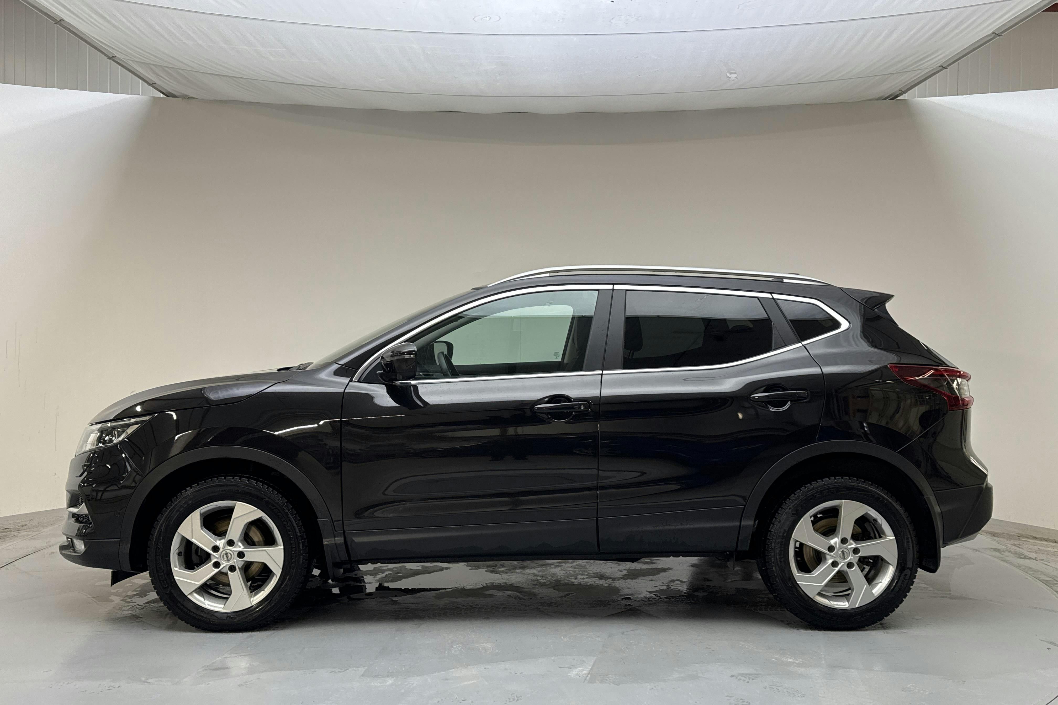 Præsentationsfoto 2 af 13: Nissan Qashqai 1.3 DIG-T (160hk) - 40 930 kilometer - Salgsautomat - Sort - 2021