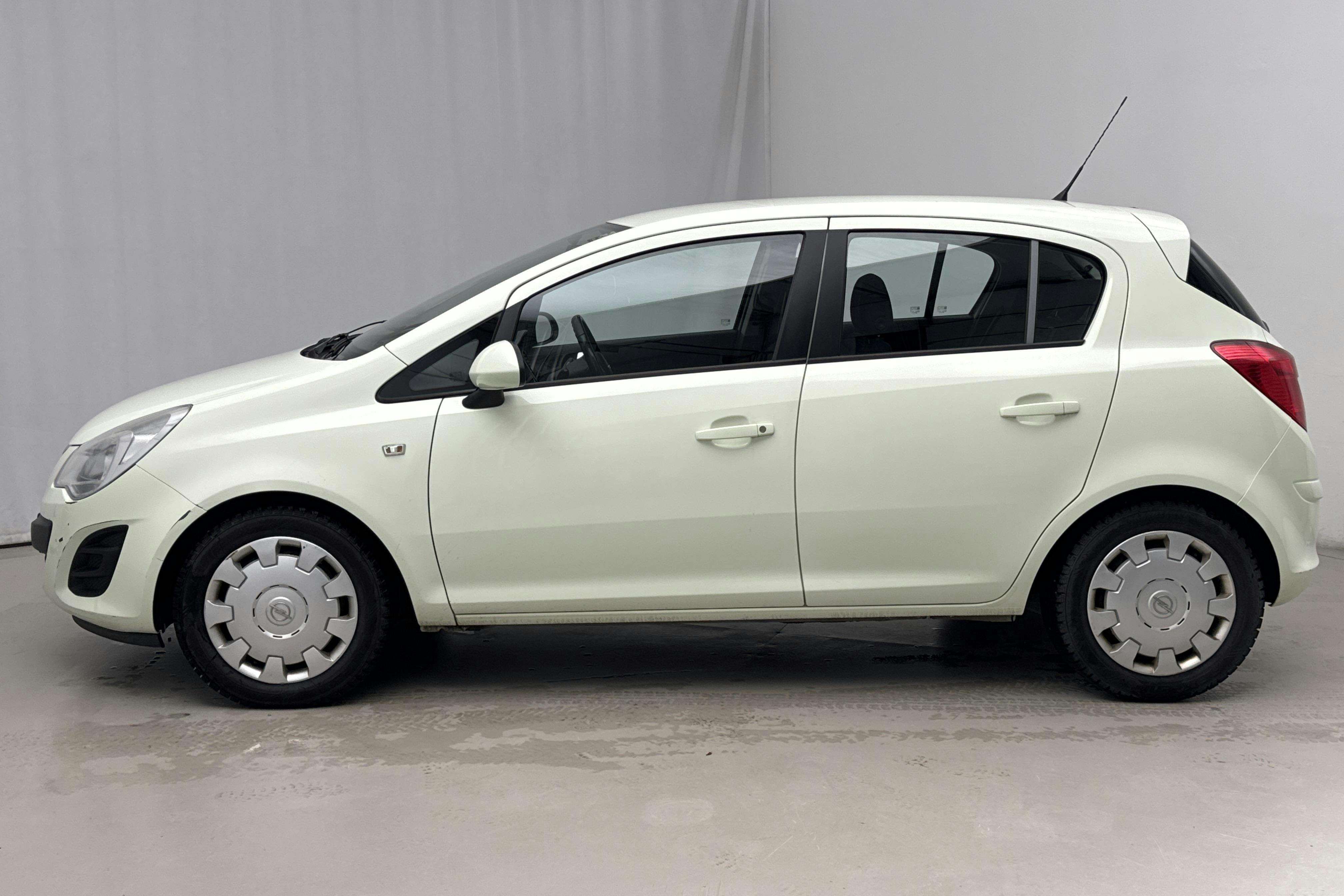 Presentation photo 2 of 14: Opel Corsa 1.4 Twinport 5dr (100hk) - 94 770 km - Automatic - white - 2013