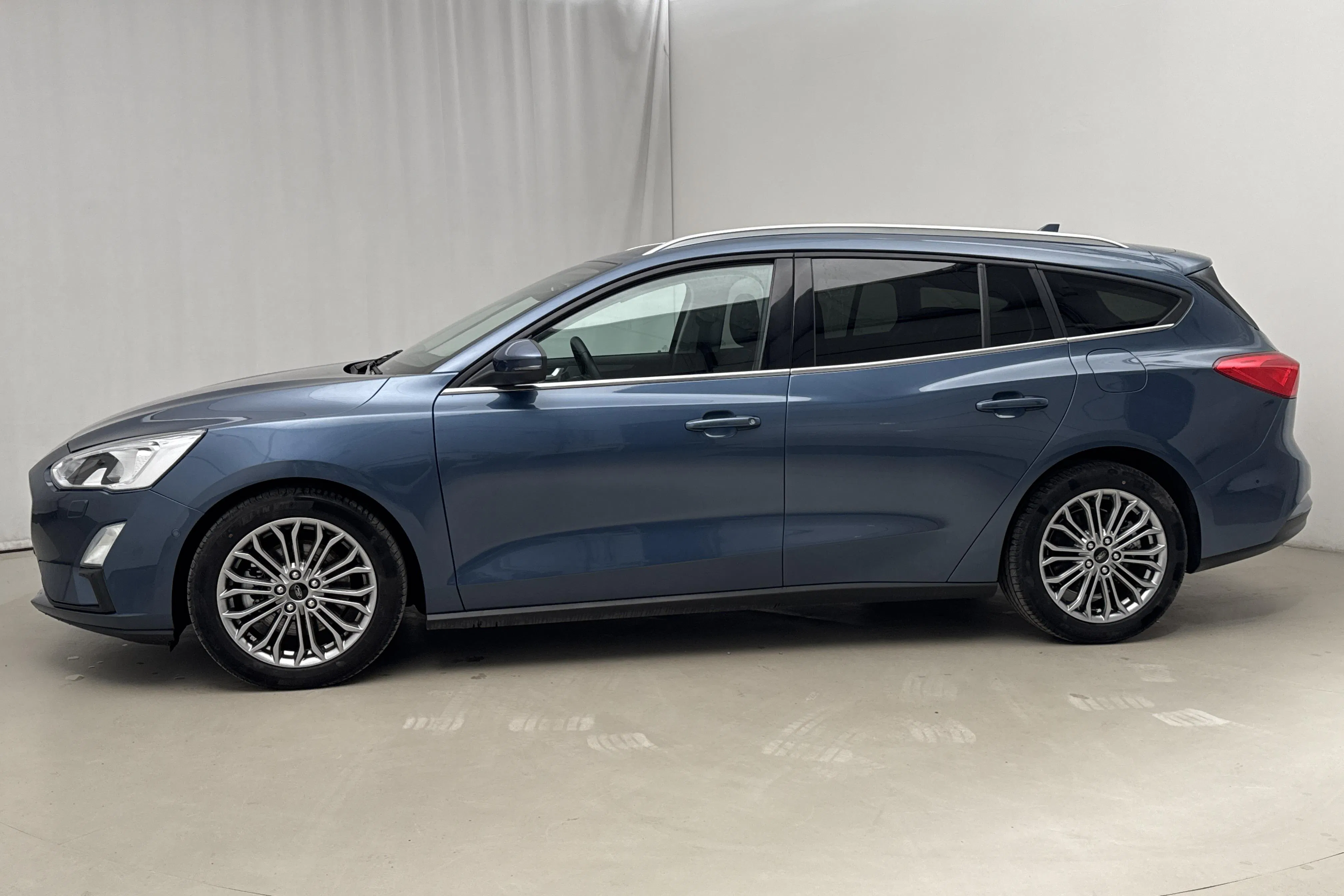 Presentation photo 2 of 16: Ford Focus 1.0 EcoBoost Kombi (125hk) - 17 890 km - Manual - blue - 2019