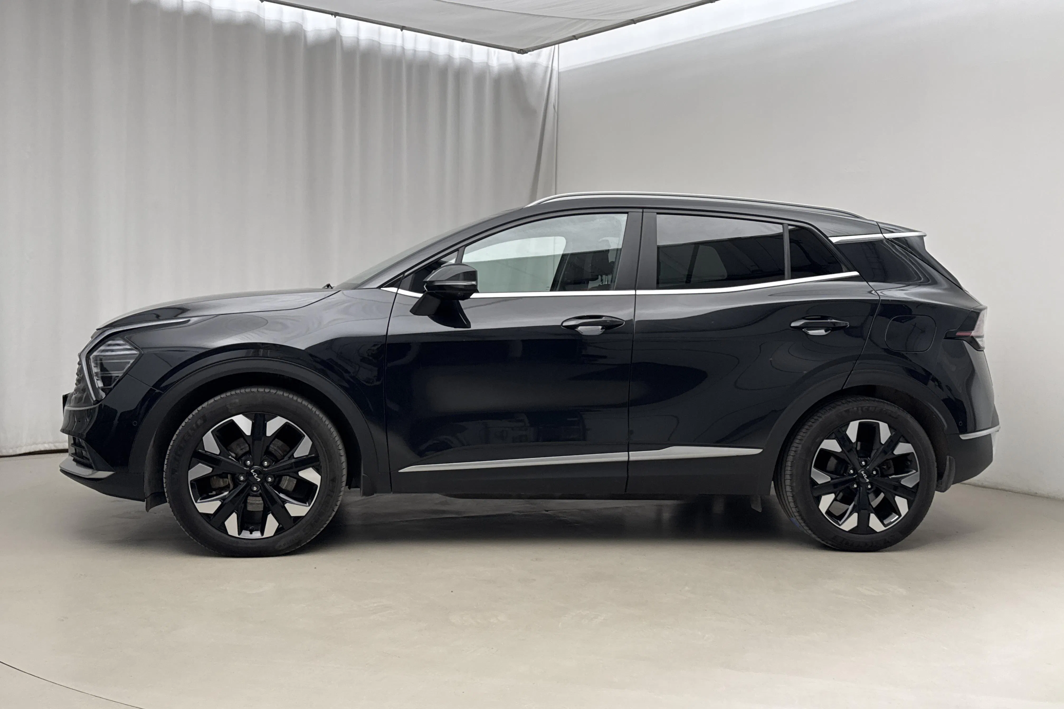 Präsentationsfoto 2 von 24: KIA Sportage PHEV AWD (265hk) - 64 420 Kilometer - Verkaufsautomat - Schwarz - 2023