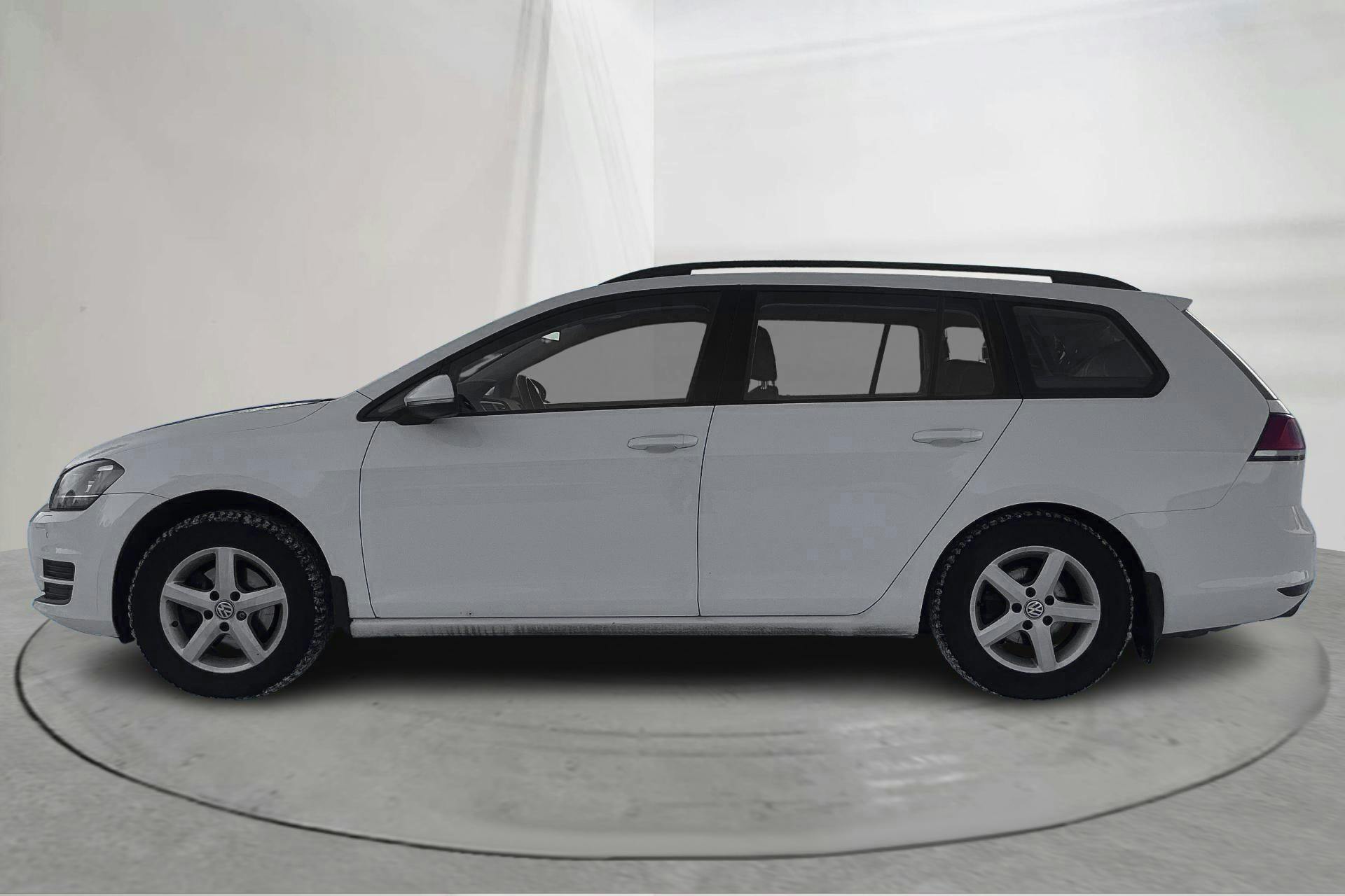 Presentationsfoto 2 av 13: VW Golf VII 1.6 TDI BlueMotion Sportscombi 4Motion (110hk) - 16 380 mil - Manuell - vit - 2016