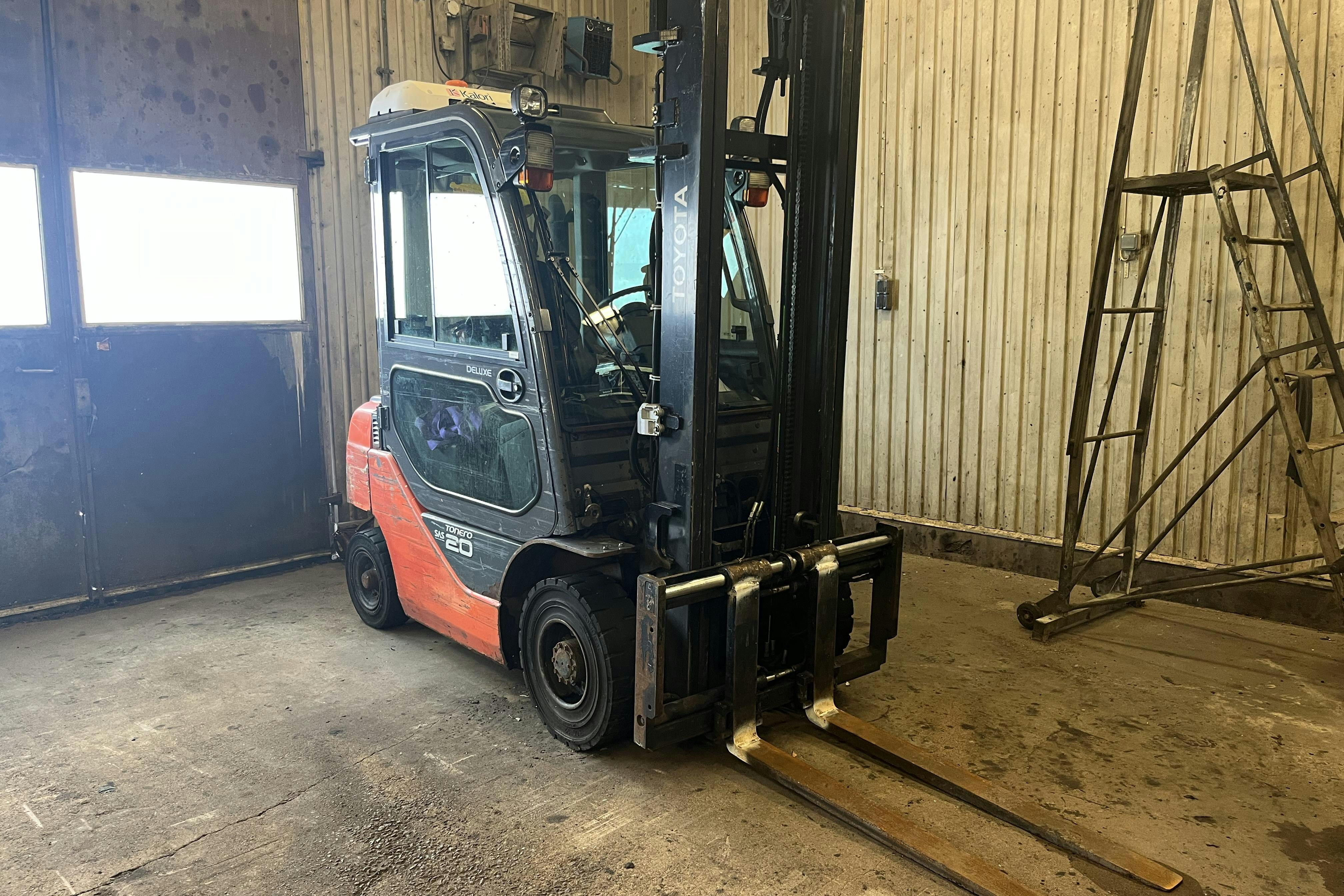 Presentation photo 2 of 31: TOYOTA Tonero 20 - 117 070 km - yellow - 2013