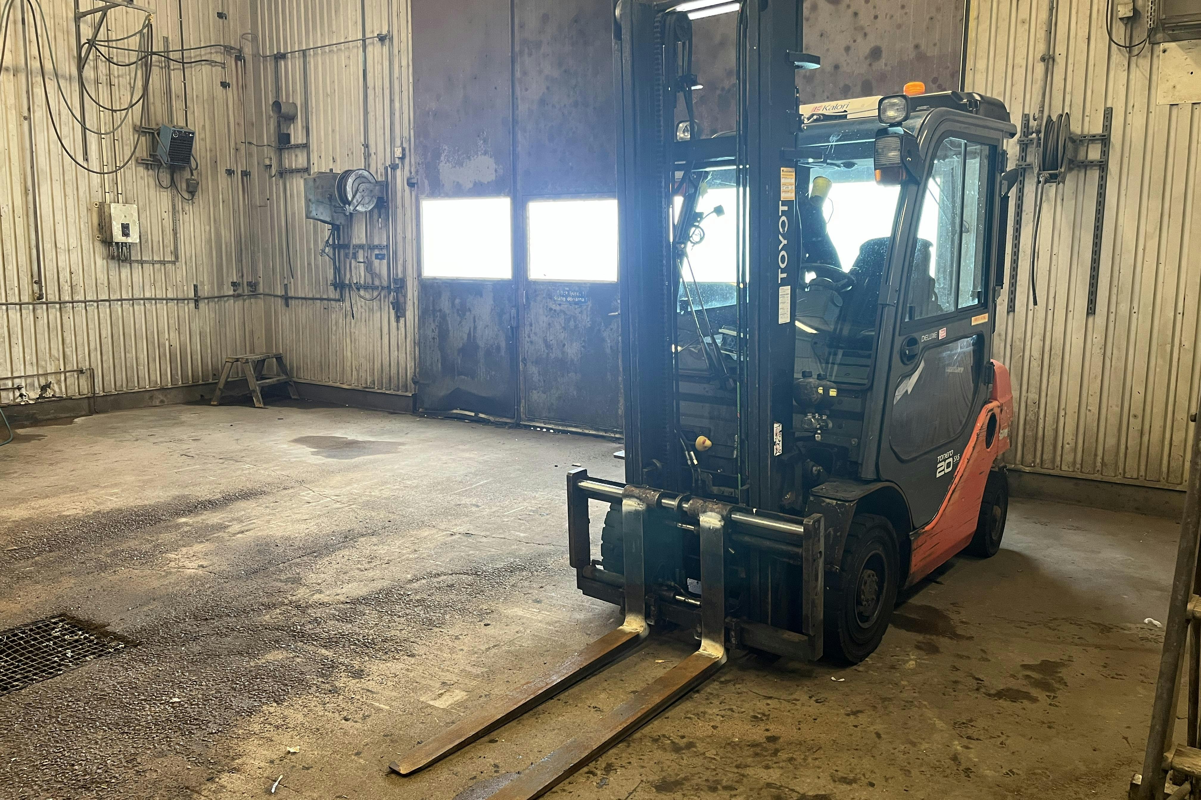Presentation photo 1 of 31: TOYOTA Tonero 20 - 117 070 km - yellow - 2013