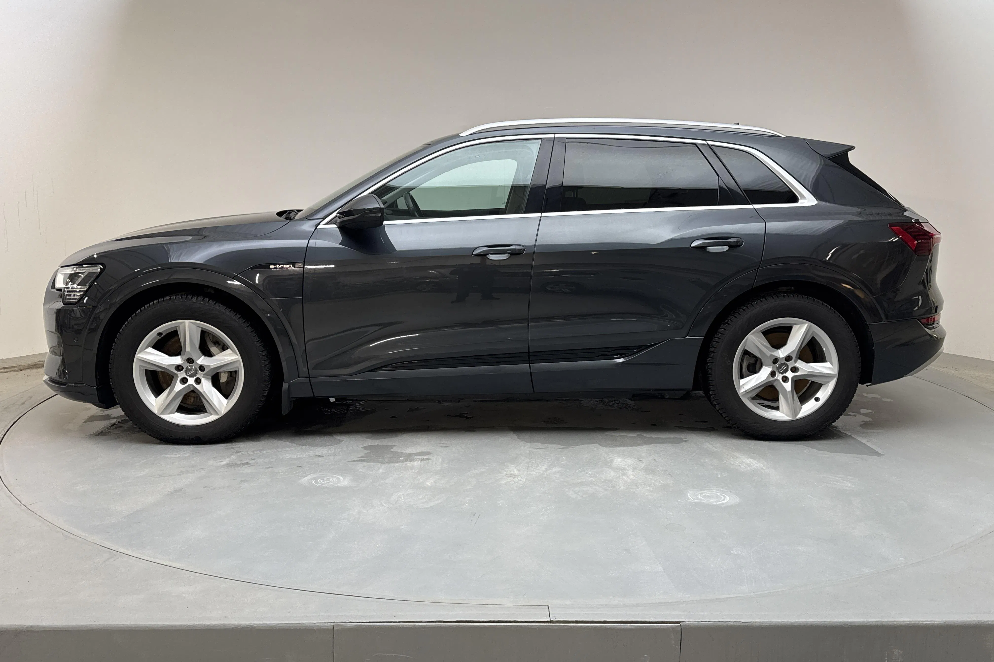 Esitlusfoto 2 aadressil 18: Audi e-tron 50 quattro 71kWh (288hk) - 101 050 km - Automaatne - hall - 2020