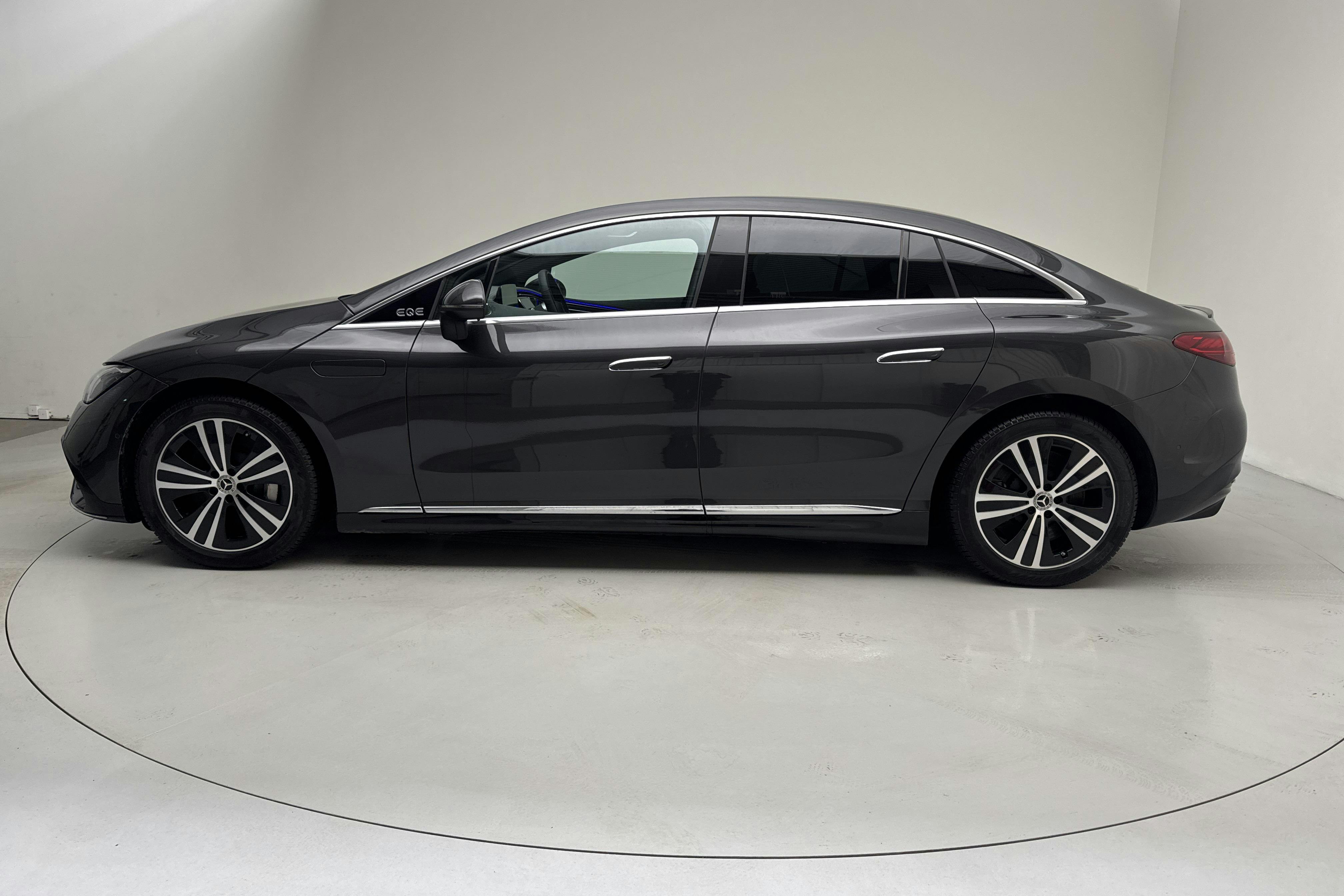 Presentationsfoto 2 av 17: Mercedes EQE 350 4Matic V295 (292hk) - 3 798 mil - Automat - grå - 2024