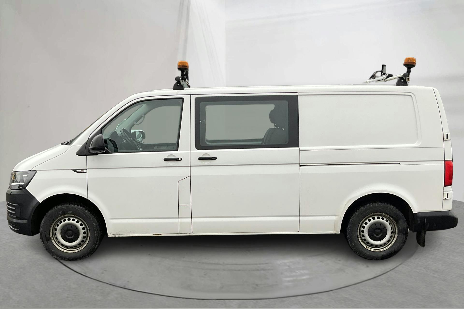 Presentationsfoto 2 av 13: VW Transporter Kombi 2.0 TDI BMT 4MOTION (150hk) - 15 666 mil - Manuell - vit - 2018