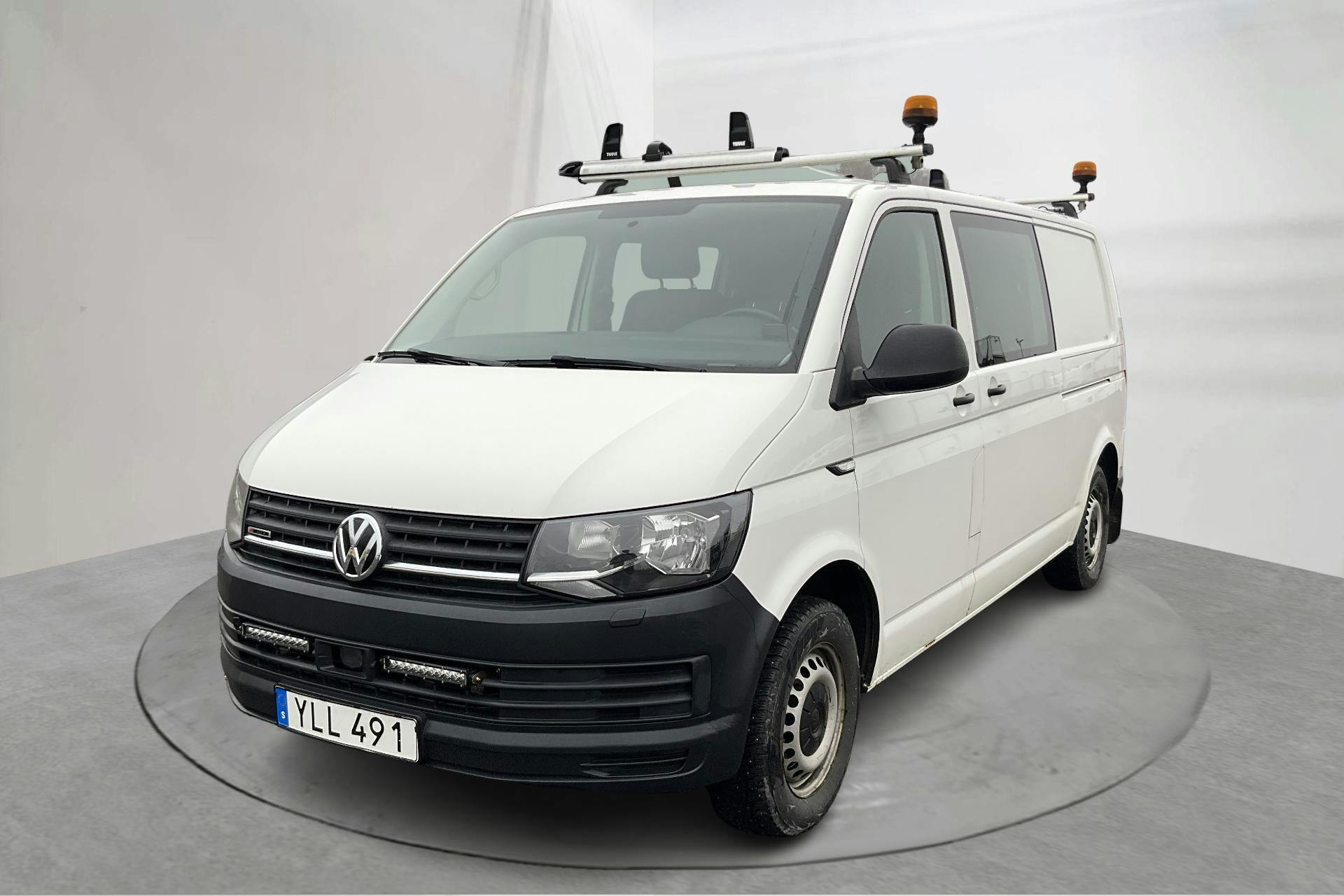 Presentationsfoto 1 av 13: VW Transporter Kombi 2.0 TDI BMT 4MOTION (150hk) - 15 666 mil - Manuell - vit - 2018