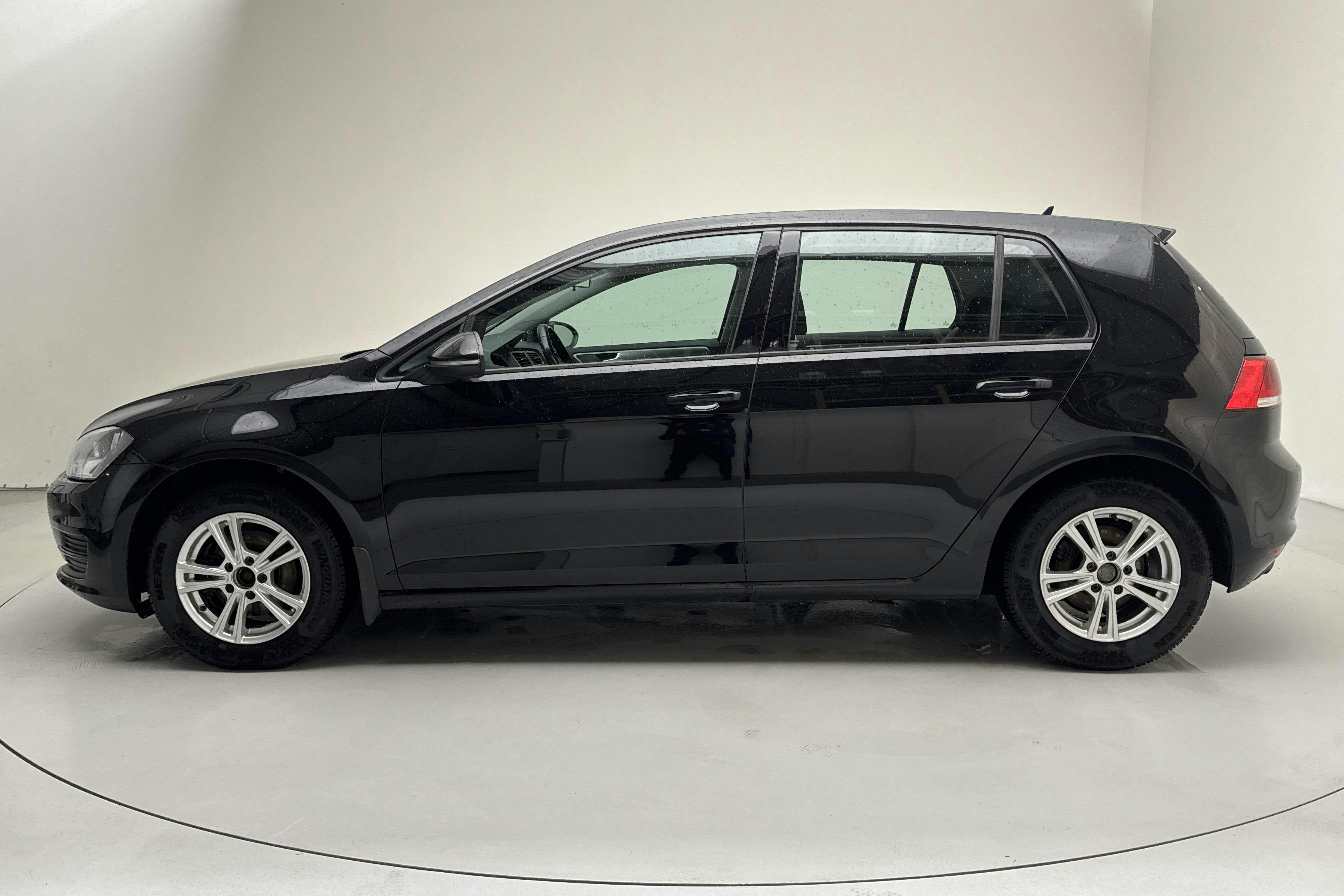 Presentation photo 2 of 13: VW Golf VII 1.2 TSI 5dr (110hk) - 131 950 km - Manual - black - 2017