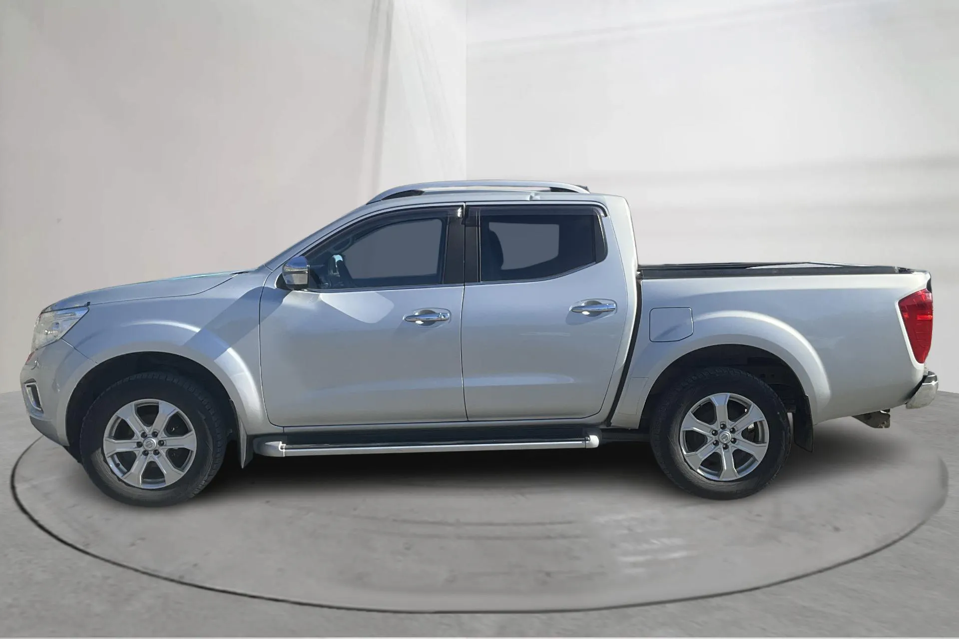 Presentationsfoto 2 av 14: Nissan Navara 2.3 dCi 4x4 (190hk) - 13 153 mil - Automat - silver - 2017