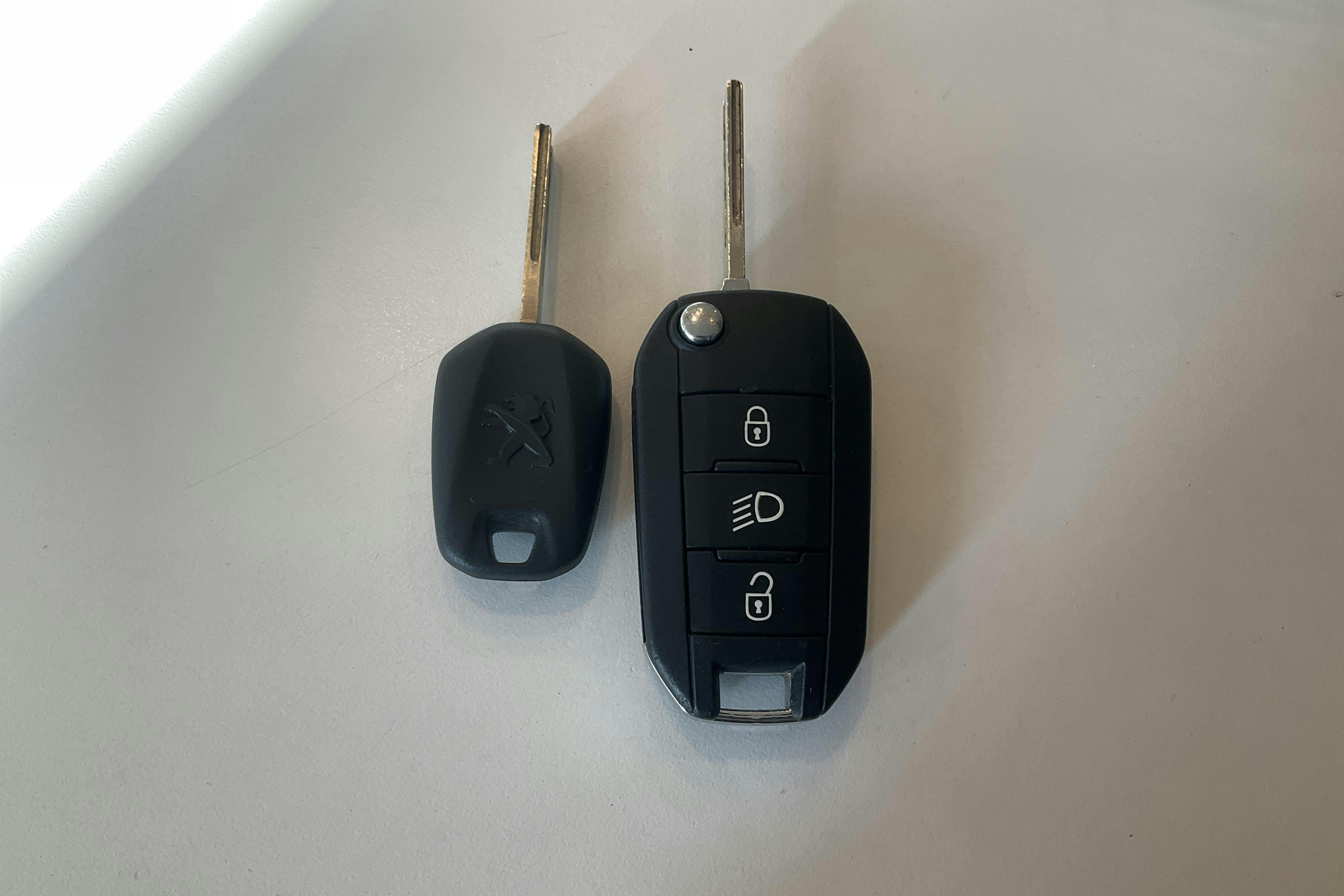 Presentation photo 16 of 16: Peugeot 2008 1.2 VTi (82hk) - 93 850 km - Automatic - Dark Grey - 2016