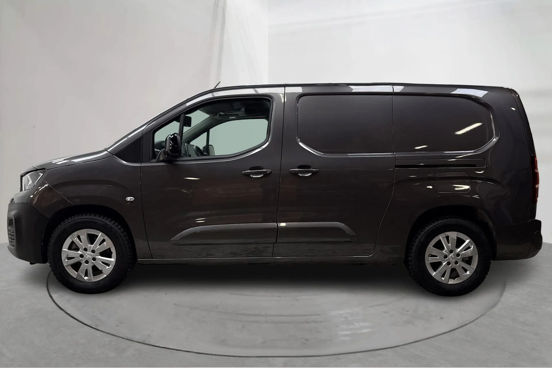 Presentationsfoto 2 av 22: Peugeot e-Partner 50kWh (136hk) - 584 mil - Automat - grå - 2023