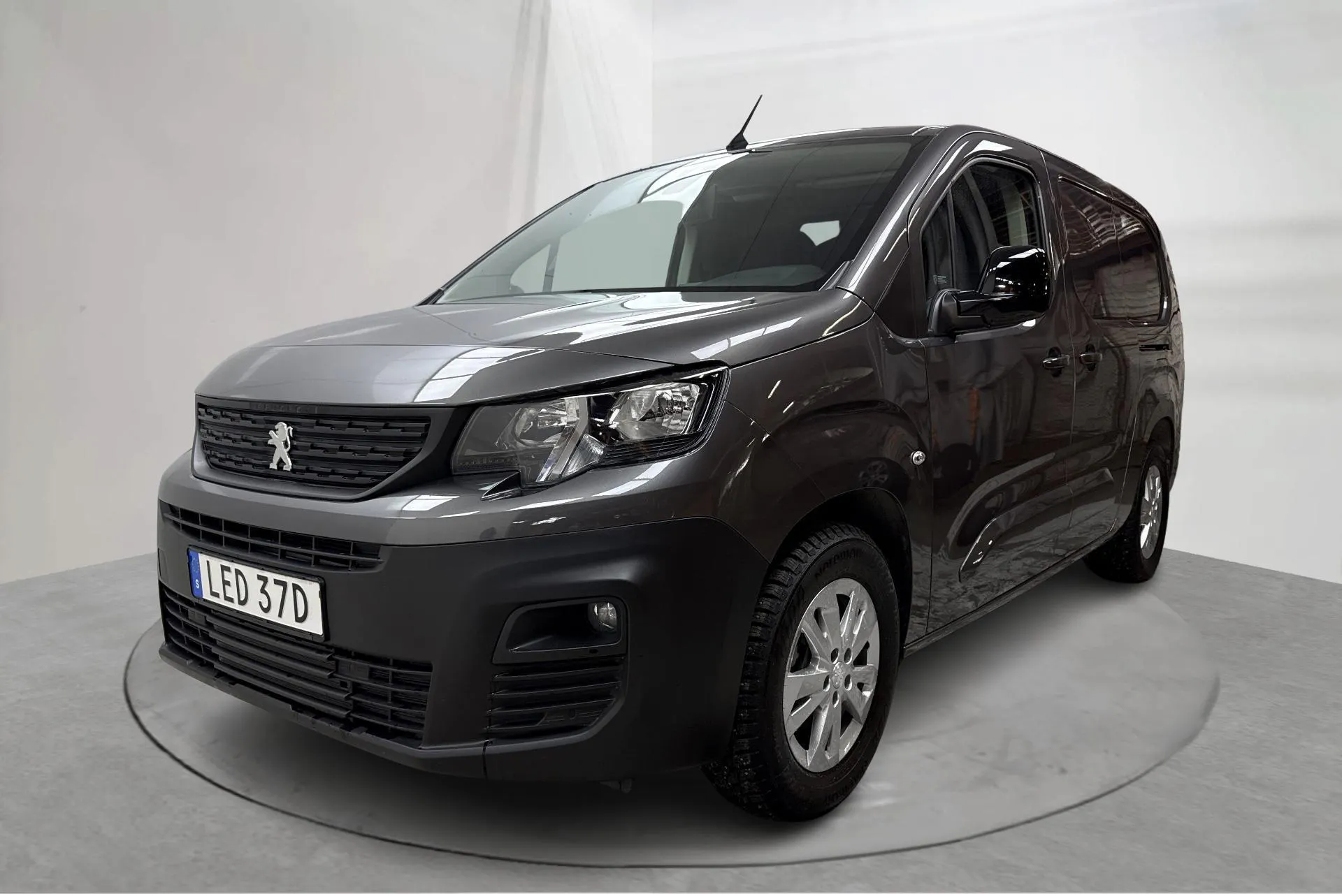 Presentationsfoto 1 av 22: Peugeot e-Partner 50kWh (136hk) - 584 mil - Automat - grå - 2023