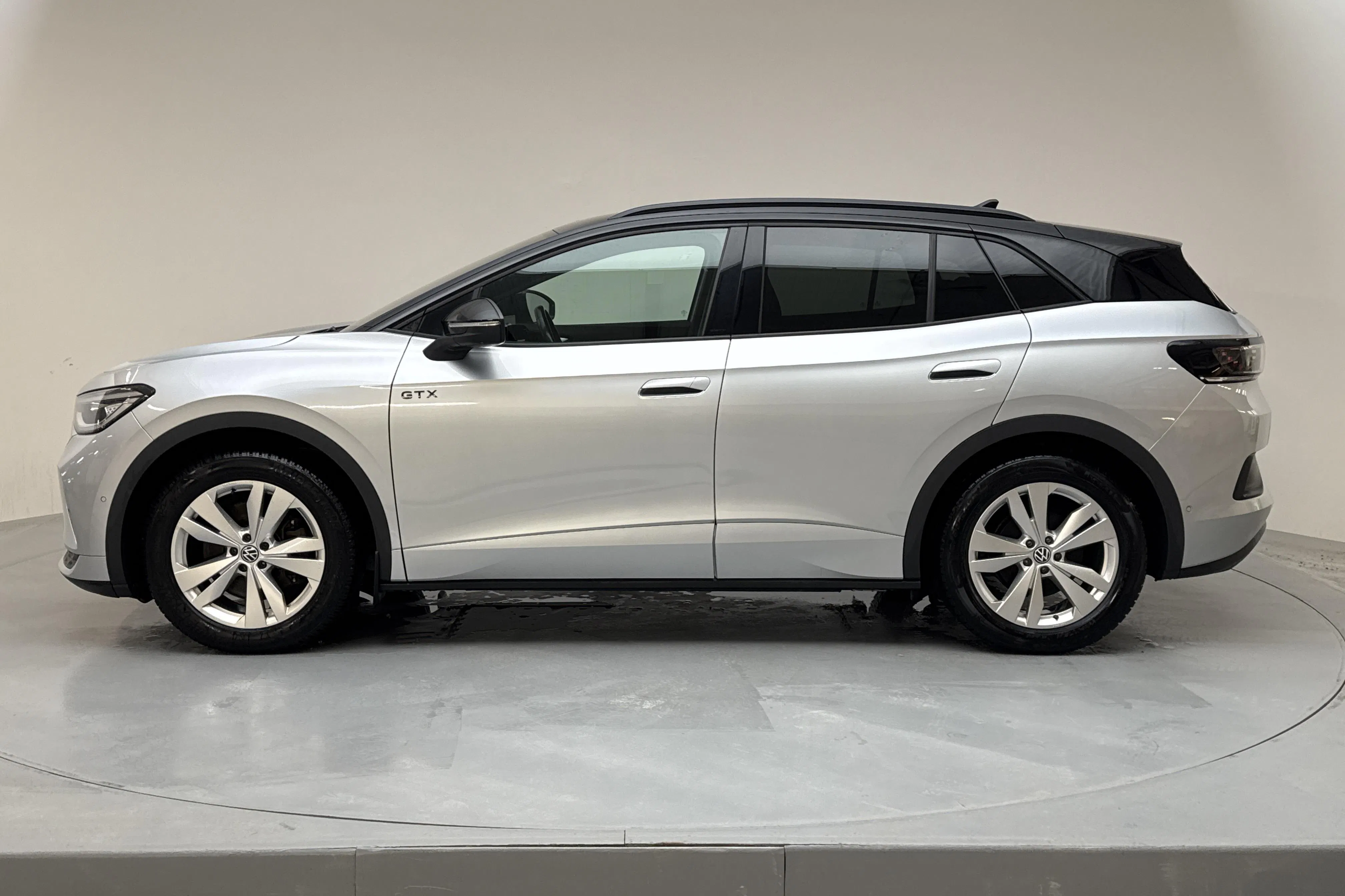 Presentationsfoto 2 av 18: VW ID.4 GTX 77kWh AWD (299hk) - 17 654 mil - Automat - silver - 2023