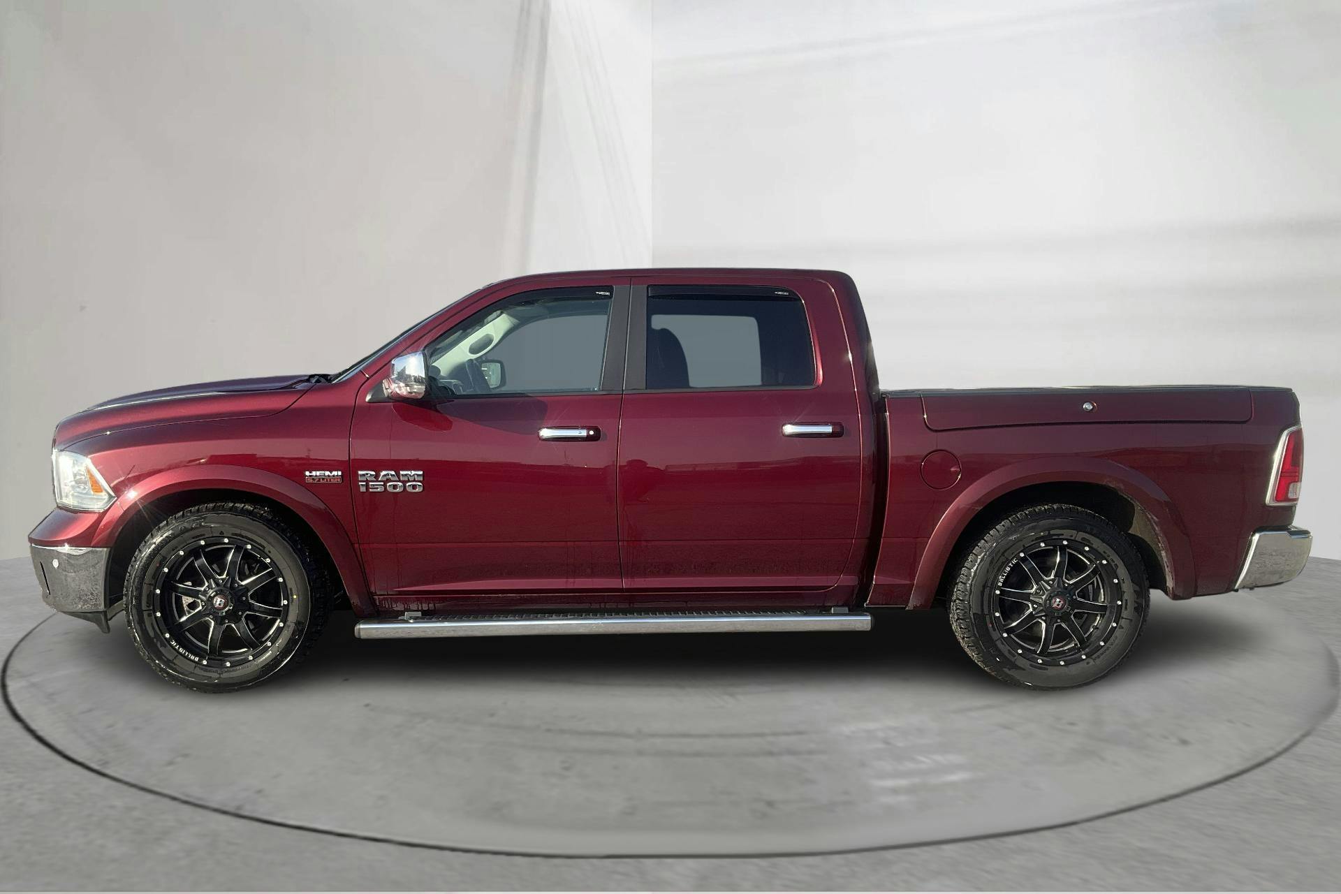 Presentationsfoto 2 av 16: Dodge RAM 1500 5.7 4WD (401hk) - 18 093 mil - Automat - Dark Red - 2017