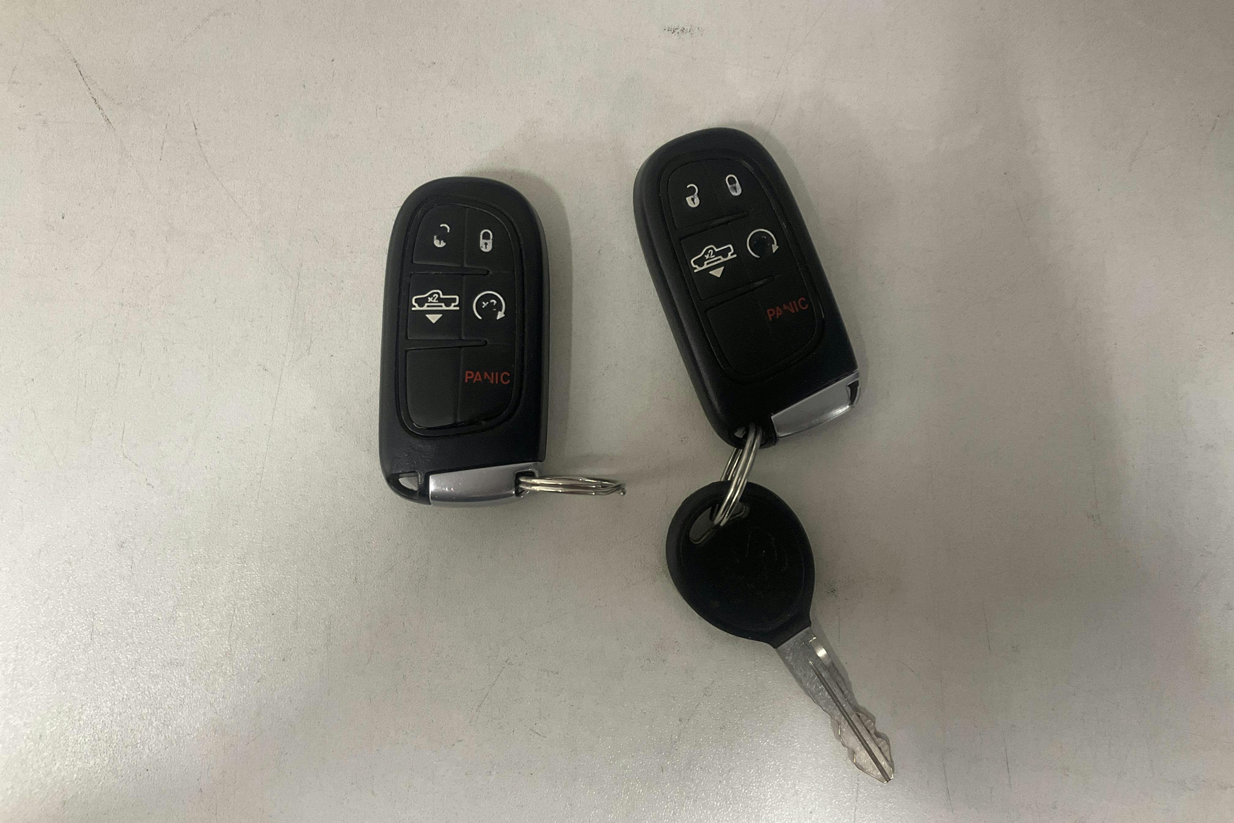 Presentationsfoto 16 av 16: Dodge RAM 1500 5.7 4WD (401hk) - 18 093 mil - Automat - Dark Red - 2017