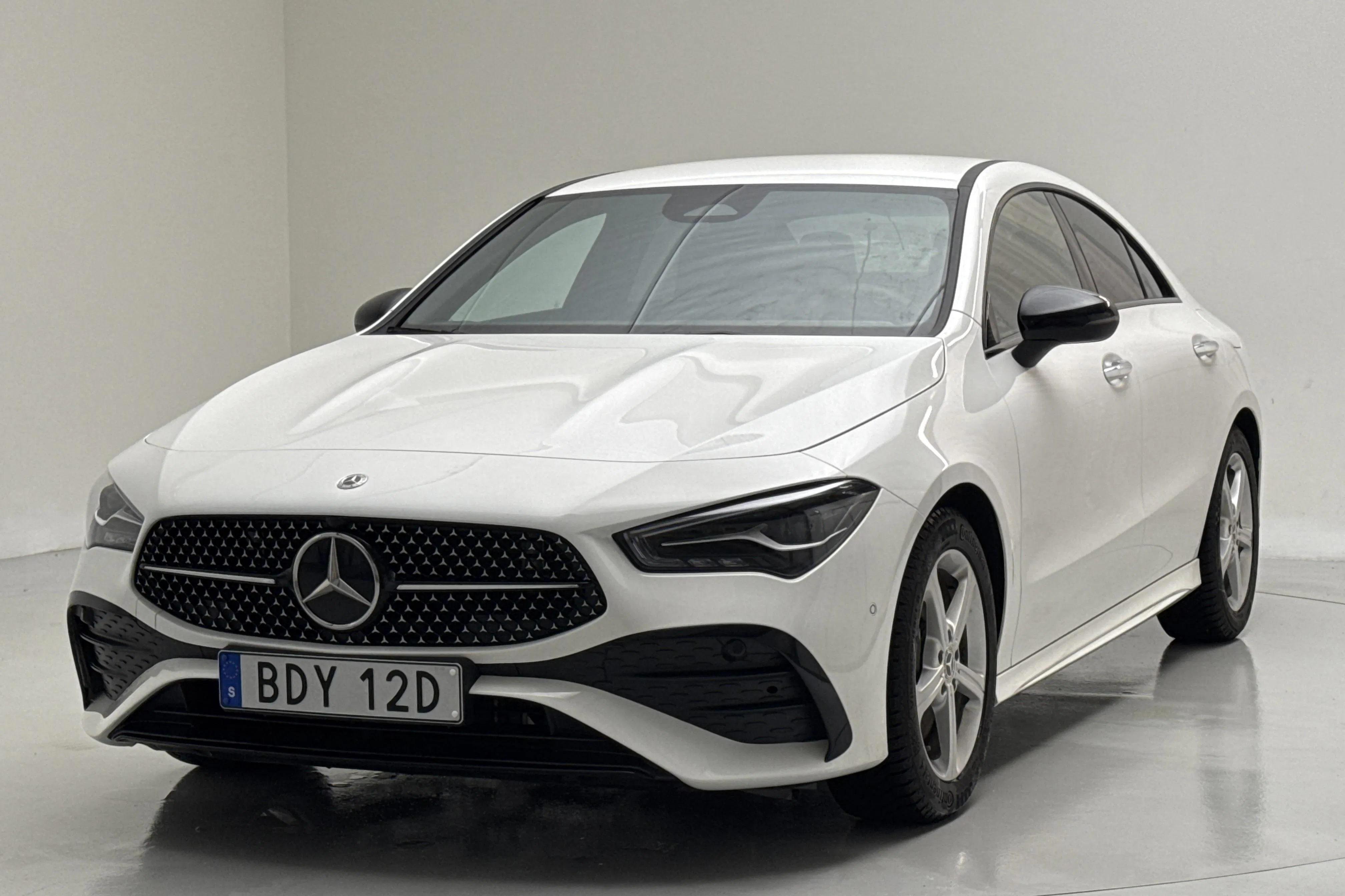 Presentation photo 1 of 14: Mercedes CLA 200 Coupé C118 (163hk) - 4 200 km - Automatic - white - 2026
