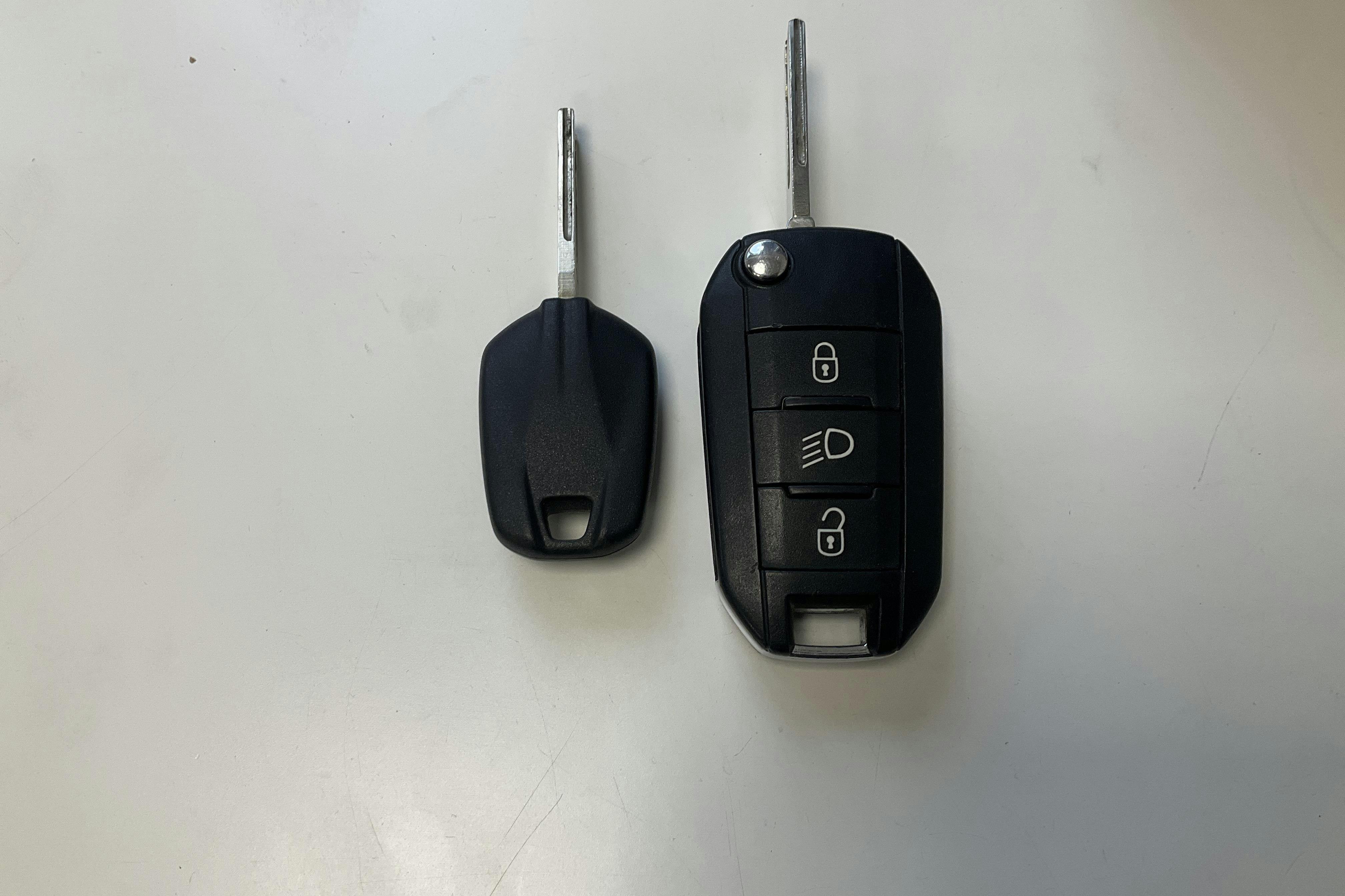 Presentation photo 15 of 15: Peugeot 208 1.2 VTi 5dr (82hk) - 113 250 km - Manual - Dark Red - 2015