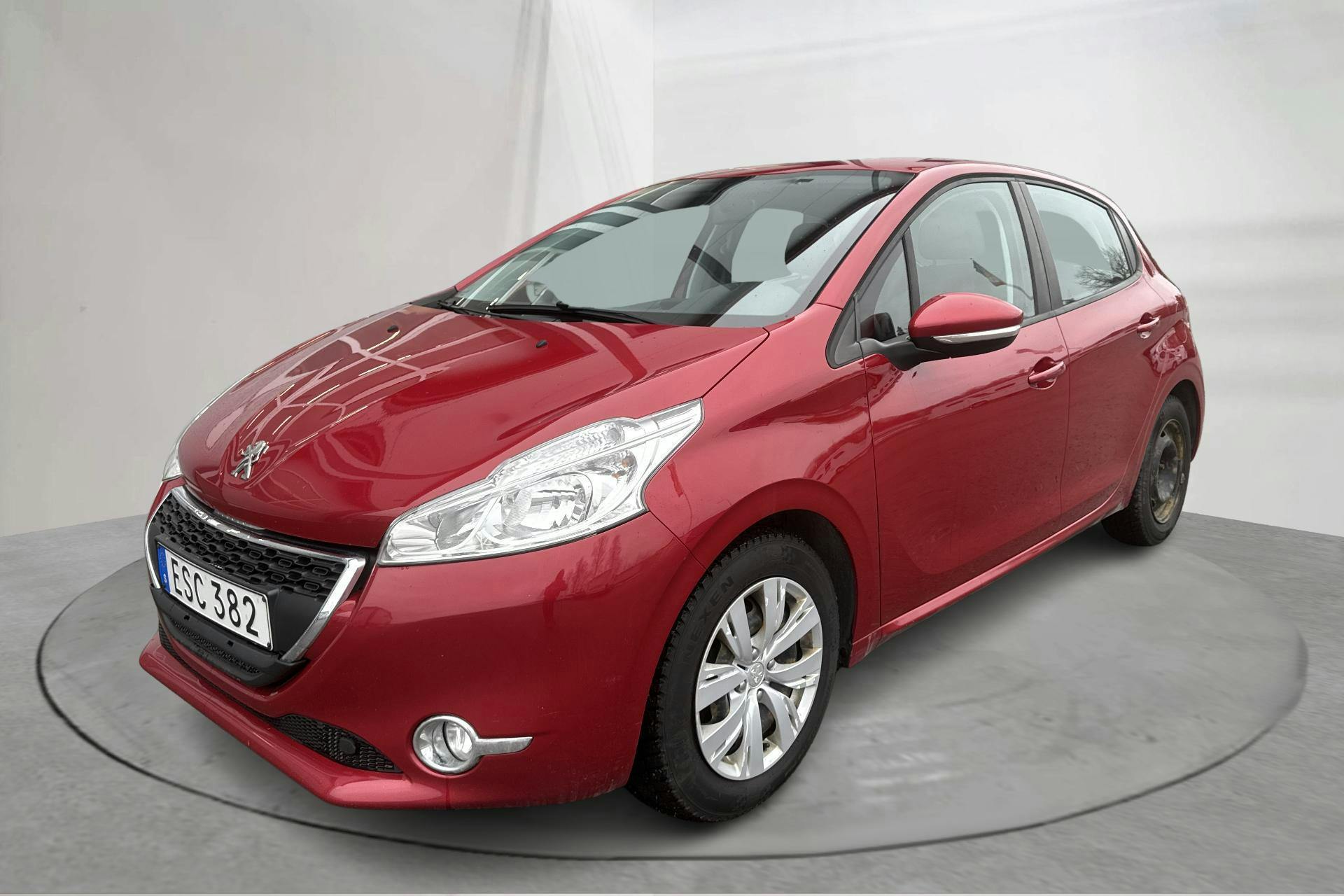 Presentation photo 1 of 15: Peugeot 208 1.2 VTi 5dr (82hk) - 113 250 km - Manual - Dark Red - 2015