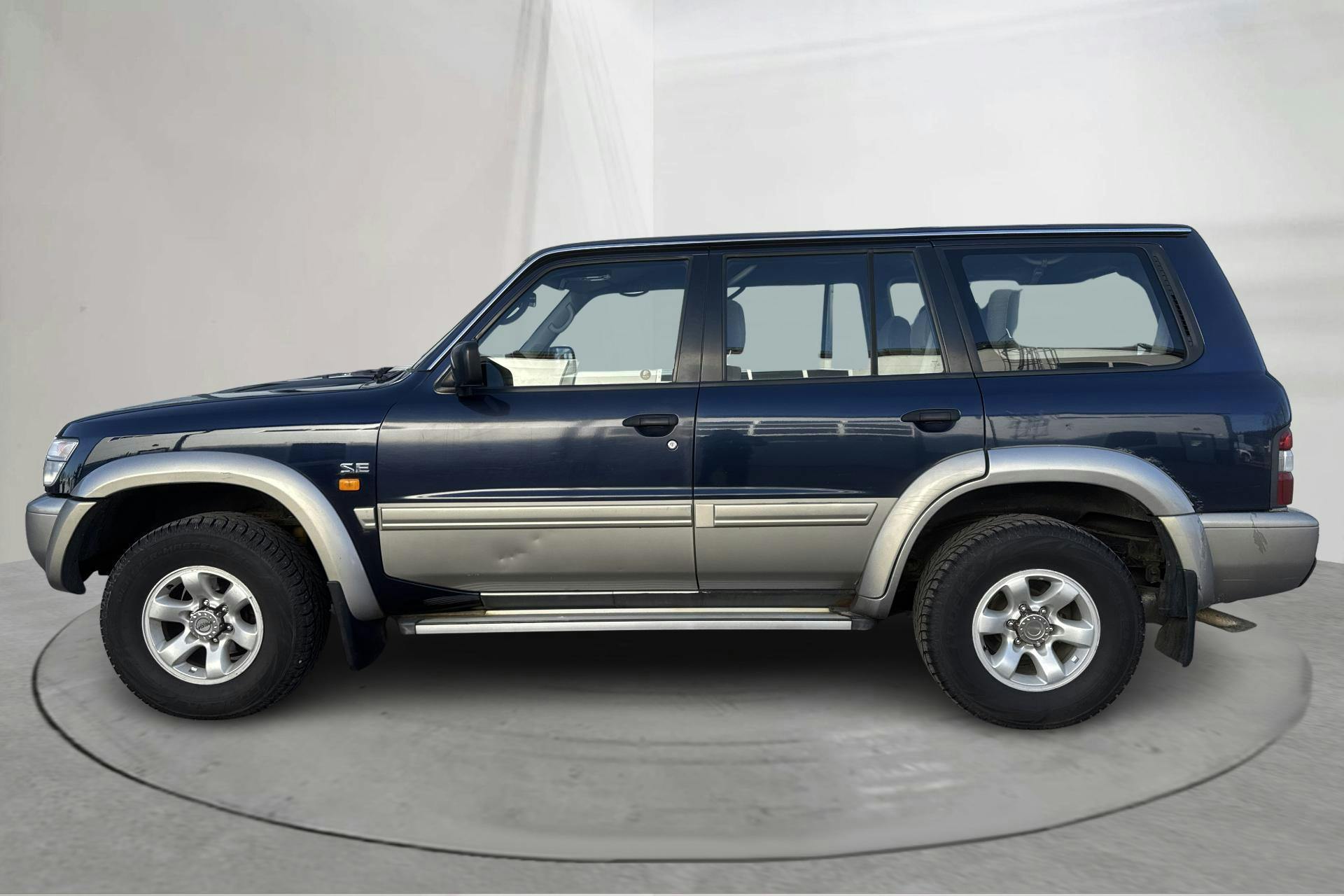 Presentationsfoto 2 av 17: Nissan Patrol 2.8 TDi 5dr (129hk) - 34 130 mil - Manuell - Dark Blue - 1998