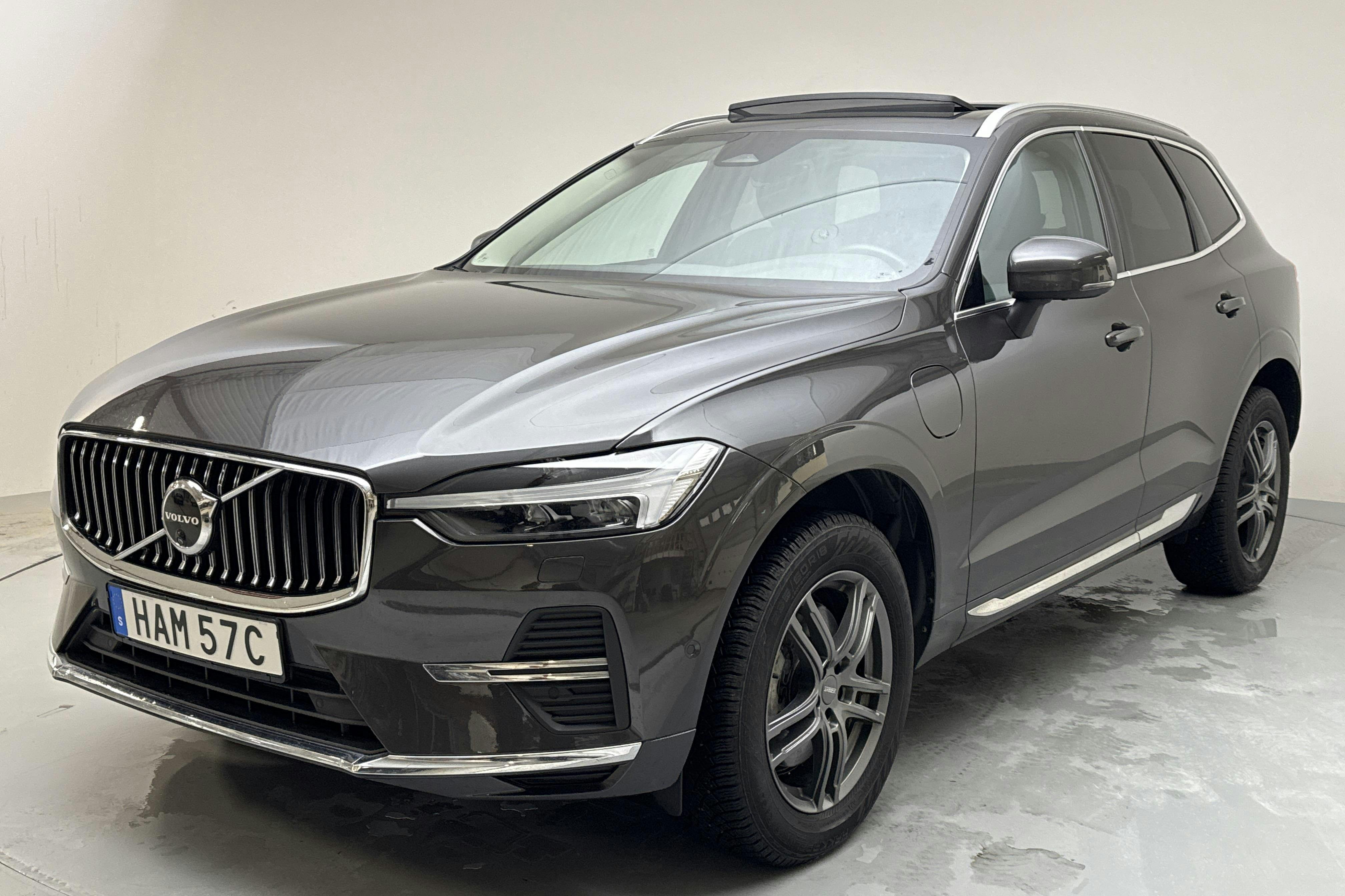 Presentationsfoto 1 av 18: Volvo XC60 T6 AWD Recharge (350hk) - 8 108 mil - Automat - grå - 2025