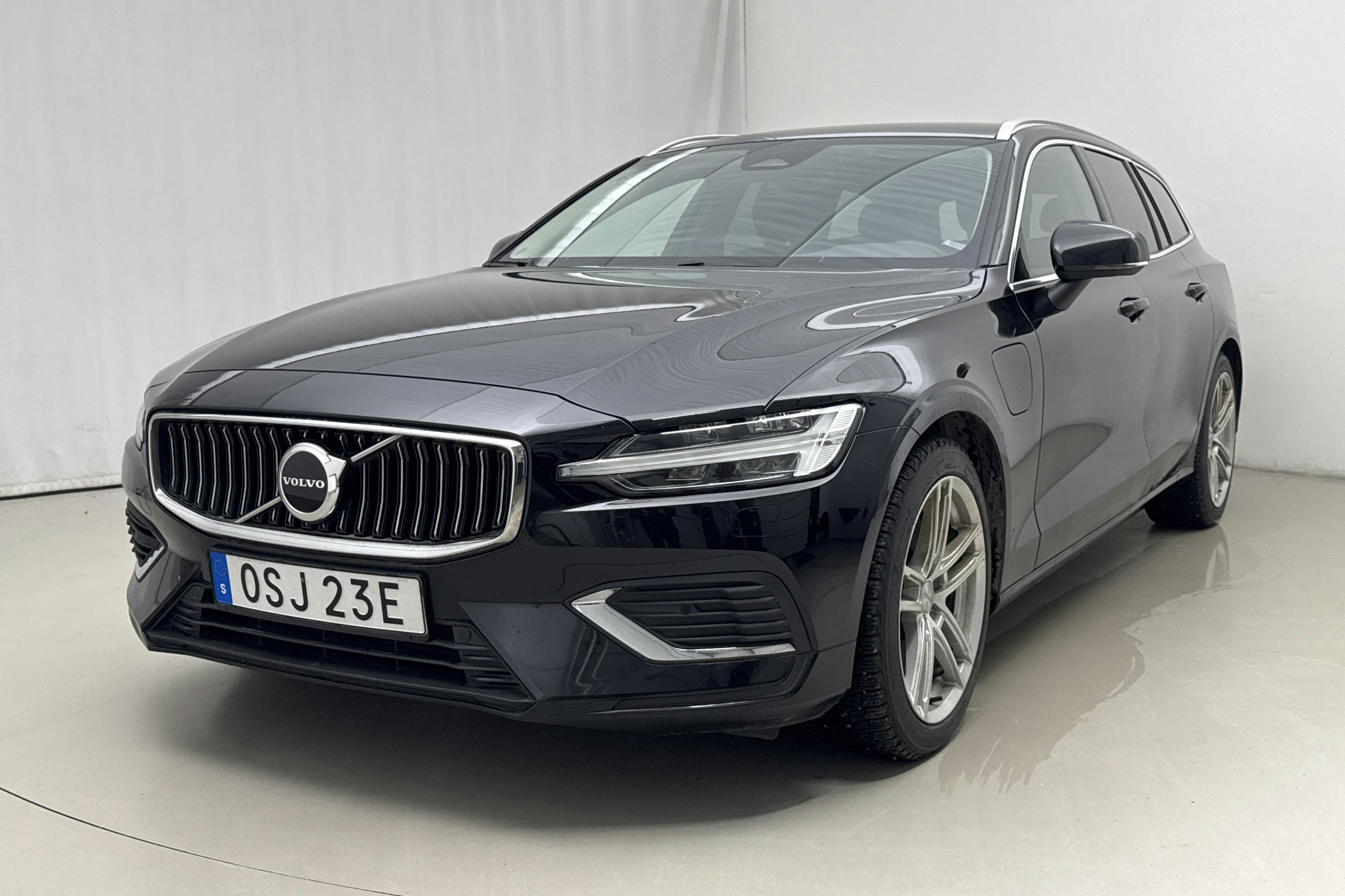 Presentationsfoto 1 av 20: Volvo V60 T6 AWD Recharge (350hk) - 7 426 mil - Automat - svart - 2023