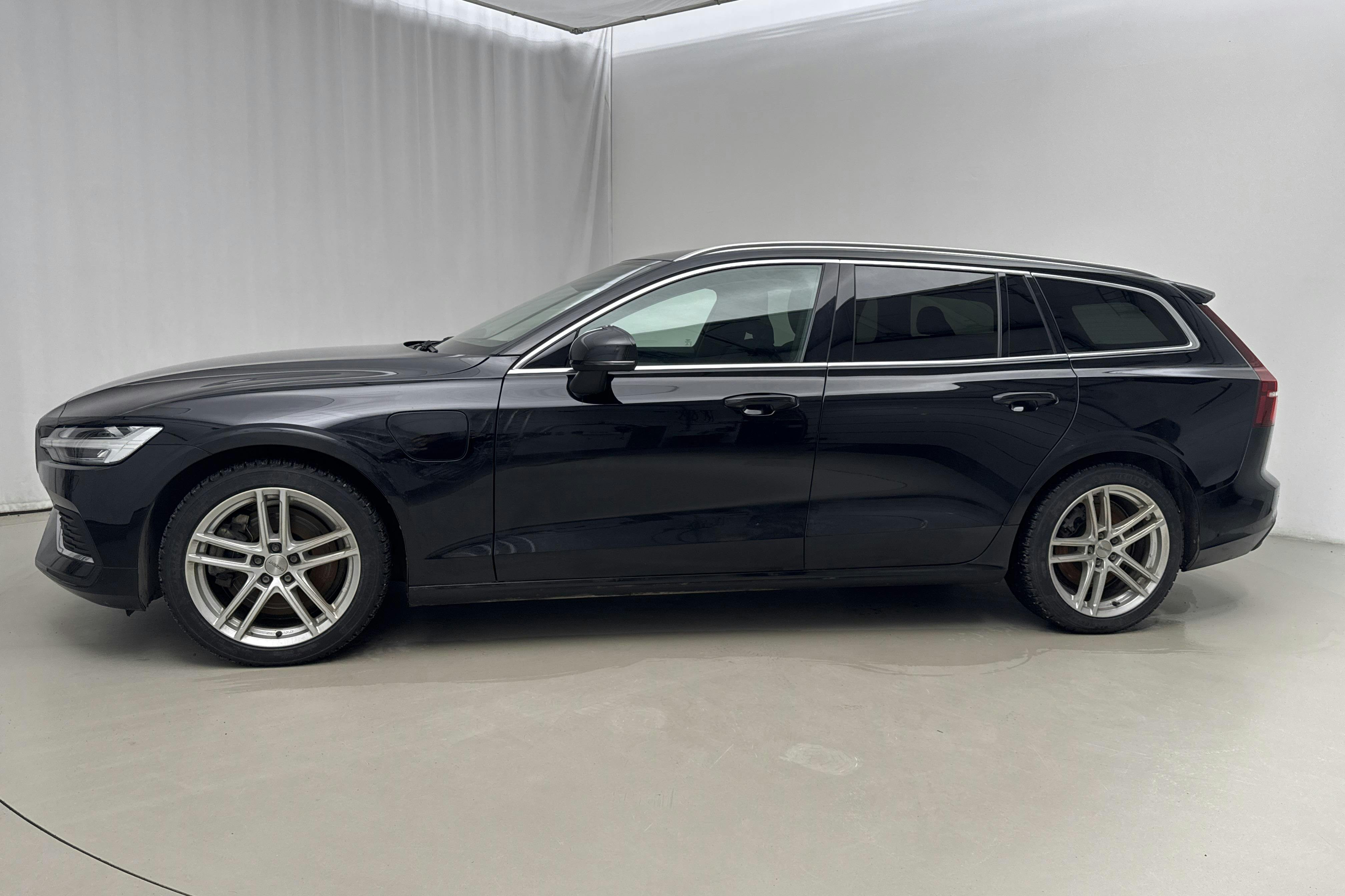 Presentationsfoto 2 av 20: Volvo V60 T6 AWD Recharge (350hk) - 7 426 mil - Automat - svart - 2023
