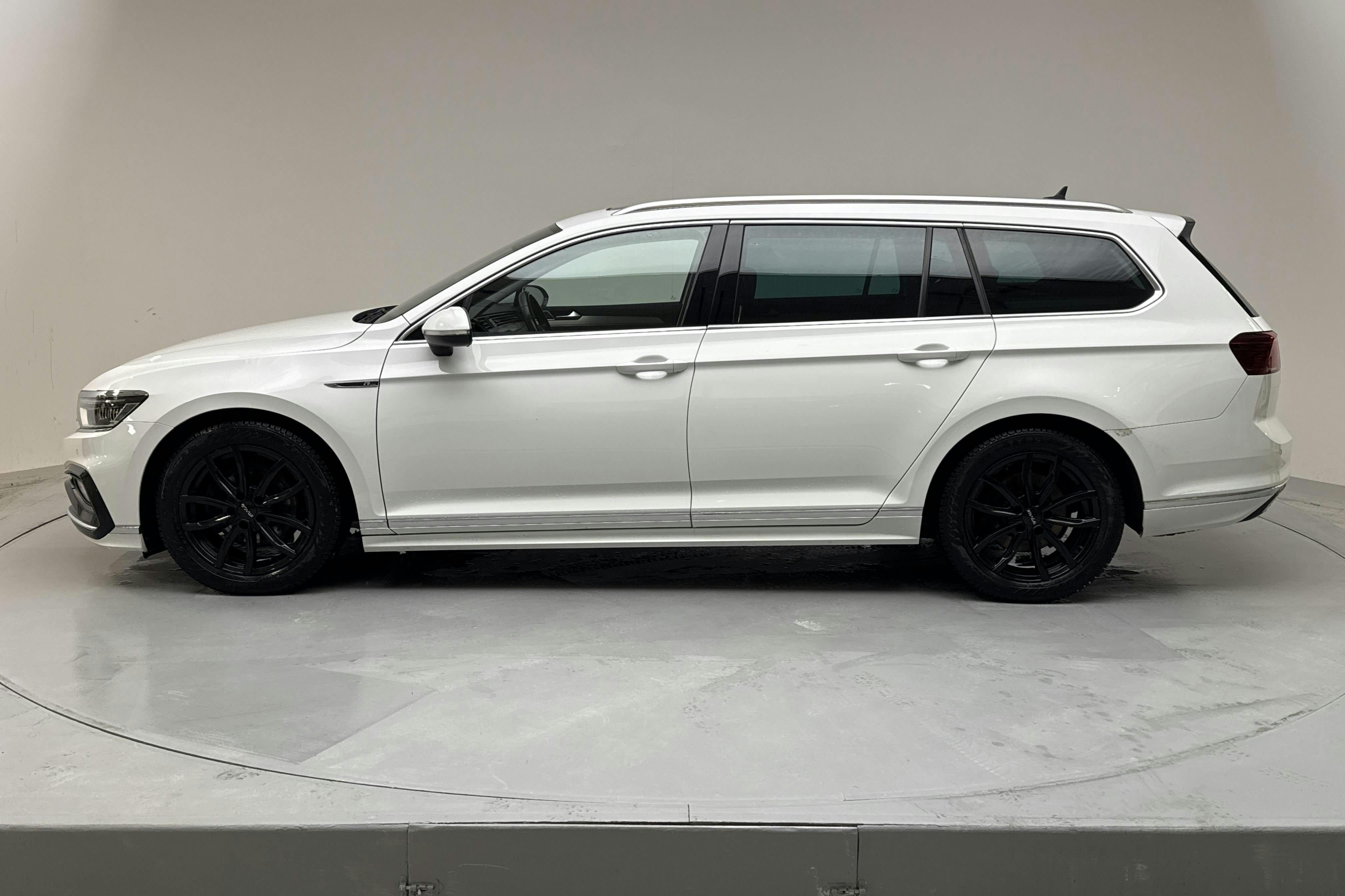 Presentation photo 2 of 18: VW Passat 2.0 TDI Sportscombi 4Motion (200hk) - 173 750 km - Automatic - white - 2022