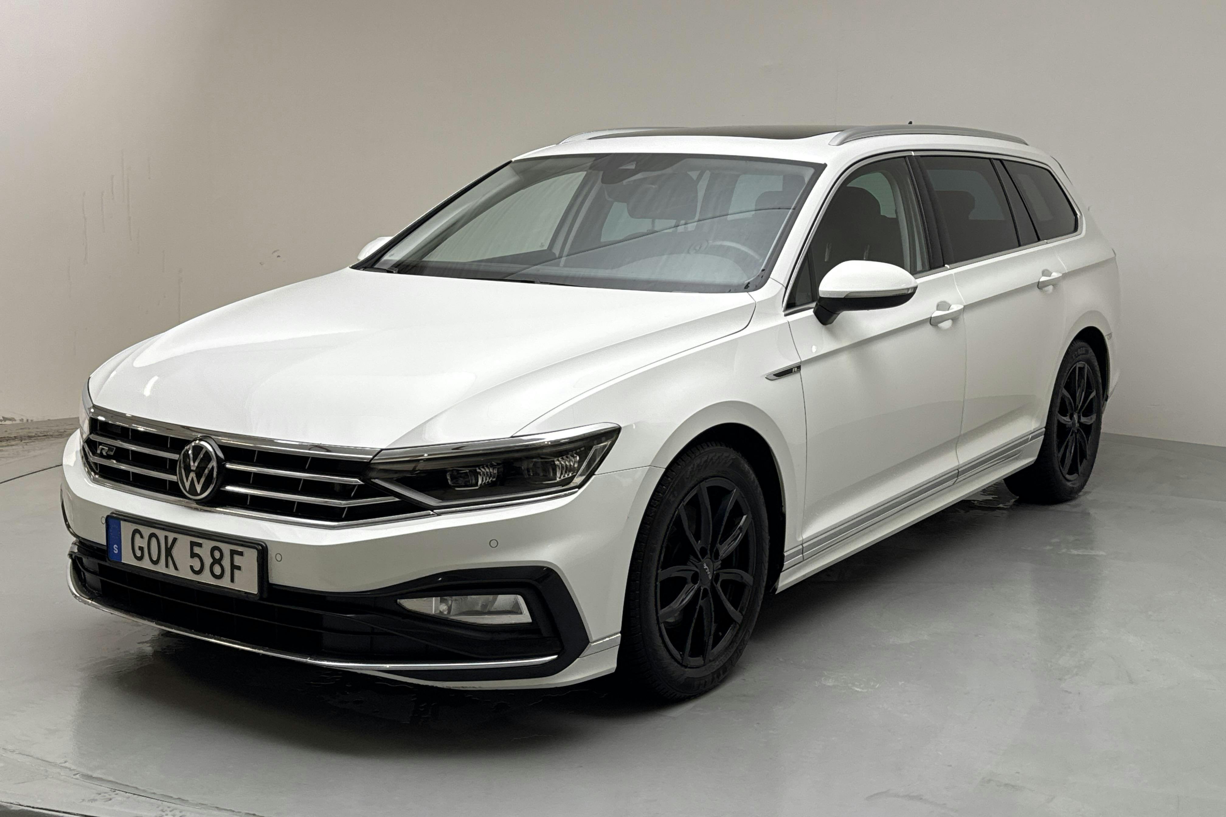 Presentation photo 1 of 18: VW Passat 2.0 TDI Sportscombi 4Motion (200hk) - 173 750 km - Automatic - white - 2022