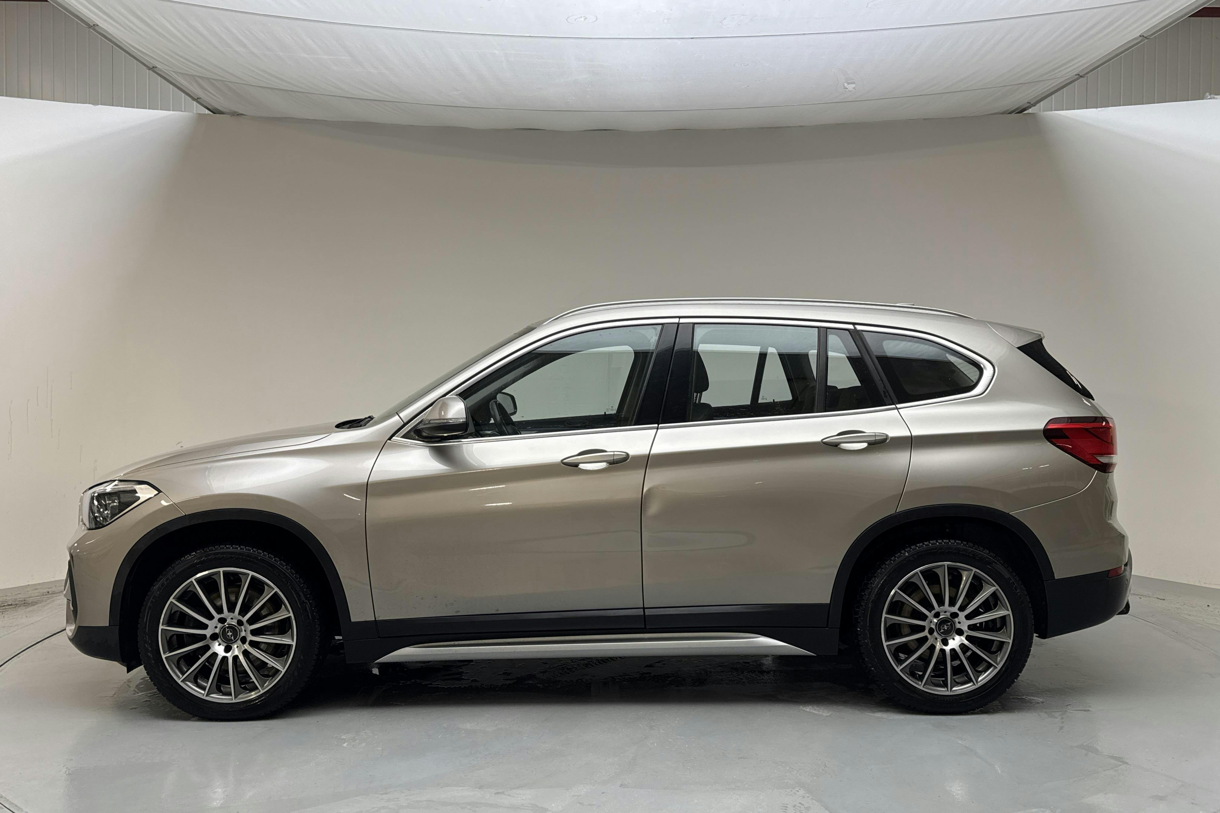 Presentationsfoto 2 av 13: BMW X1 xDrive20d LCI, F48 (190hk) - 10 183 mil - Automat - silver - 2022