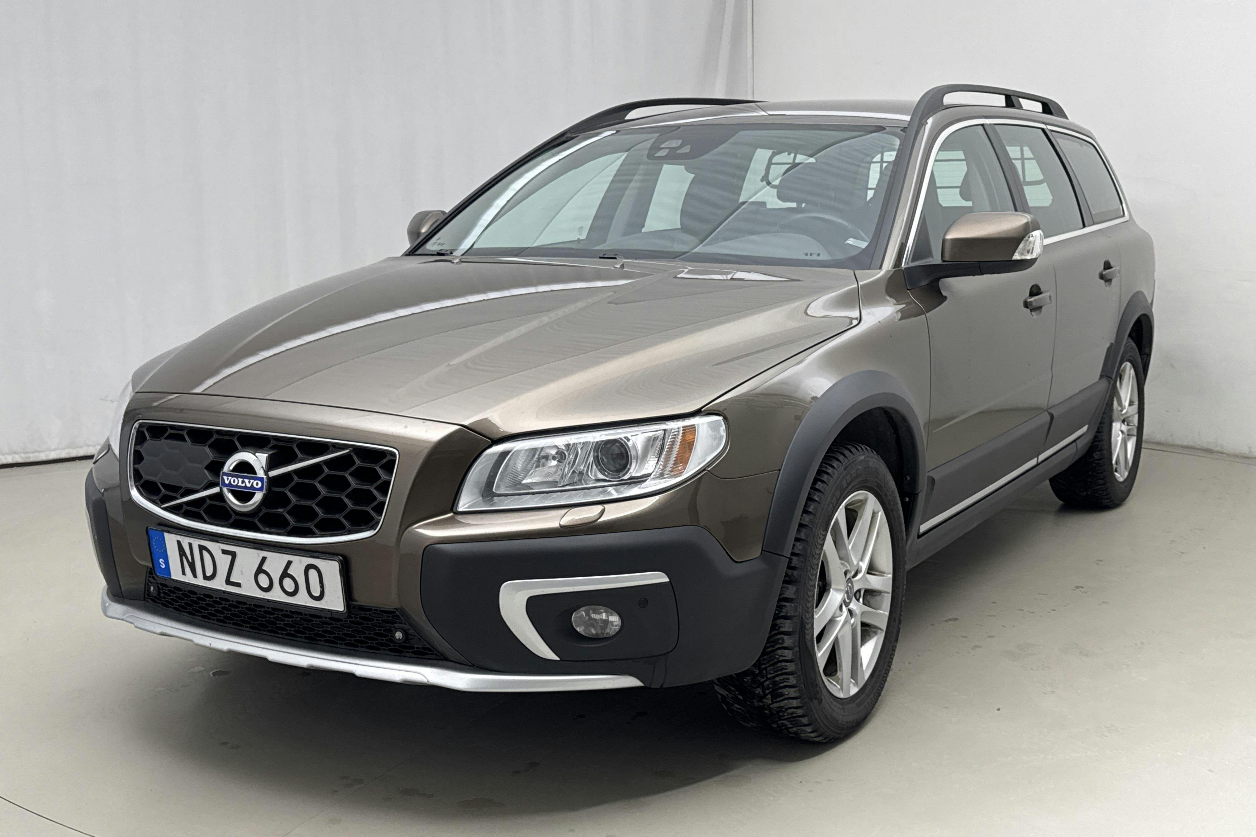 Presentationsfoto 1 av 15: Volvo XC70 II D4 AWD (181hk) - 13 991 mil - Automat - brun - 2016