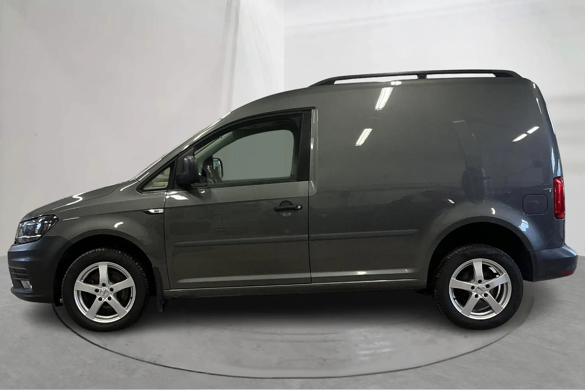 Presentationsfoto 2 av 14: VW Caddy 2.0 TDI Skåp 4MOTION (150hk) - 18 123 mil - Automat - Light Grey - 2016